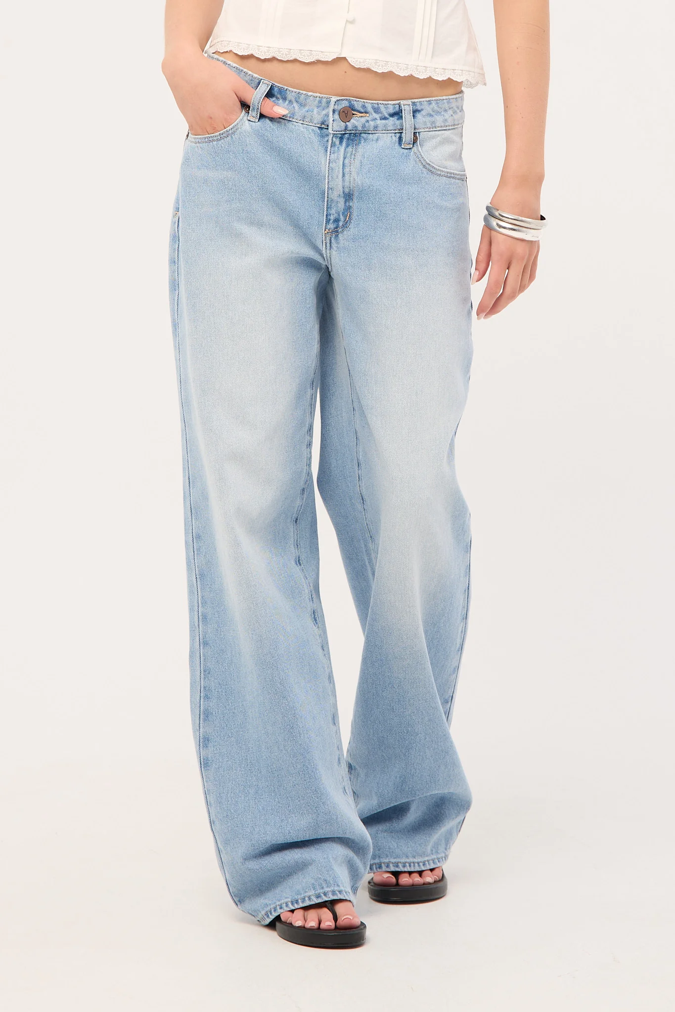 Abrand 99 Low Baggy Jean Kaia Worn - Image 2