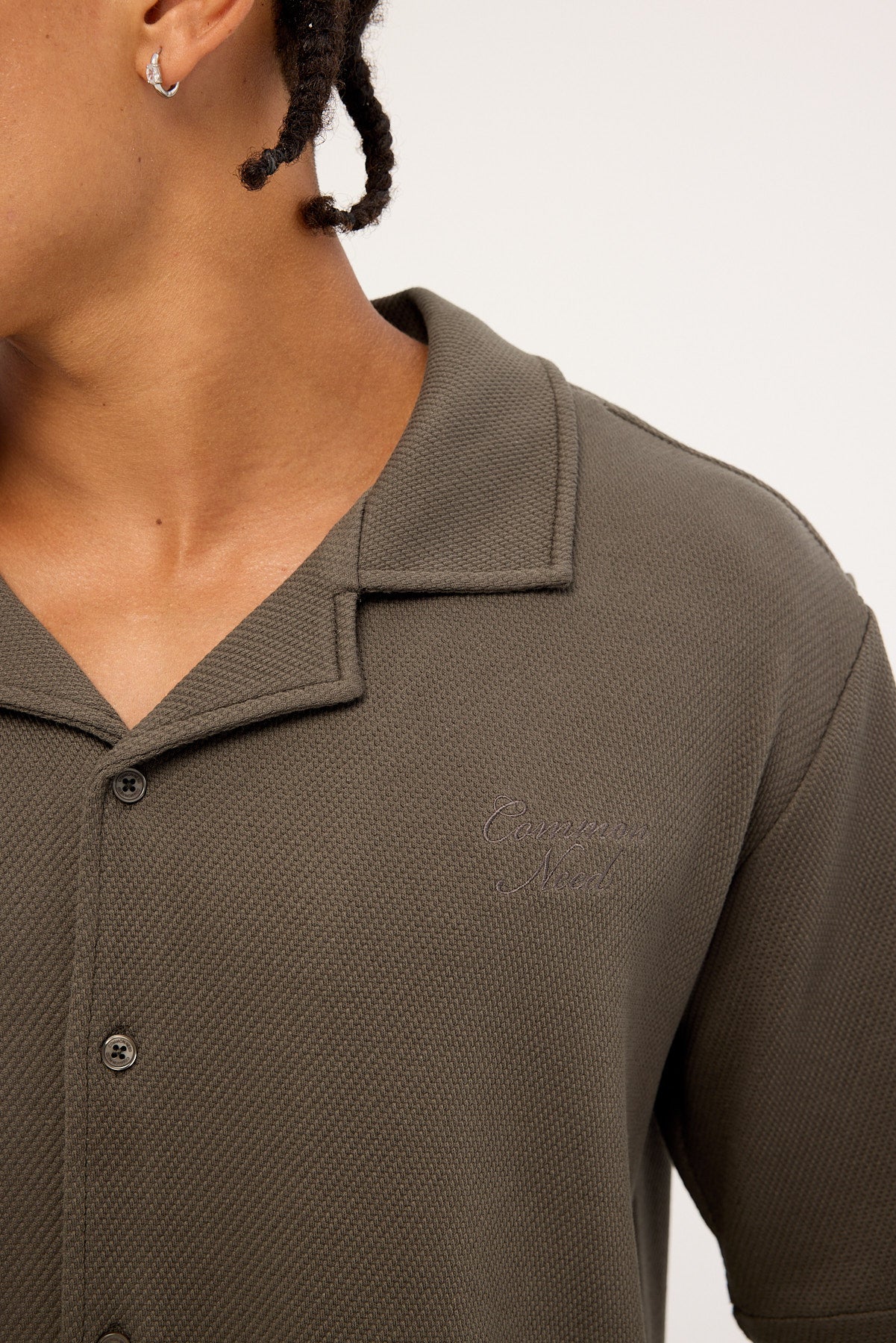 Common Need Alaric Boxy Cropped Resort Shirt Asphalt - Image 3