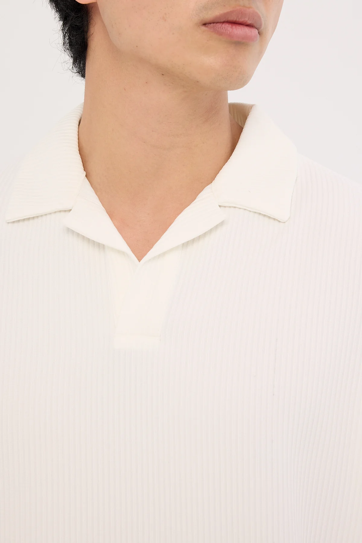 Common Need Austin Pleated Polo White - Image 3