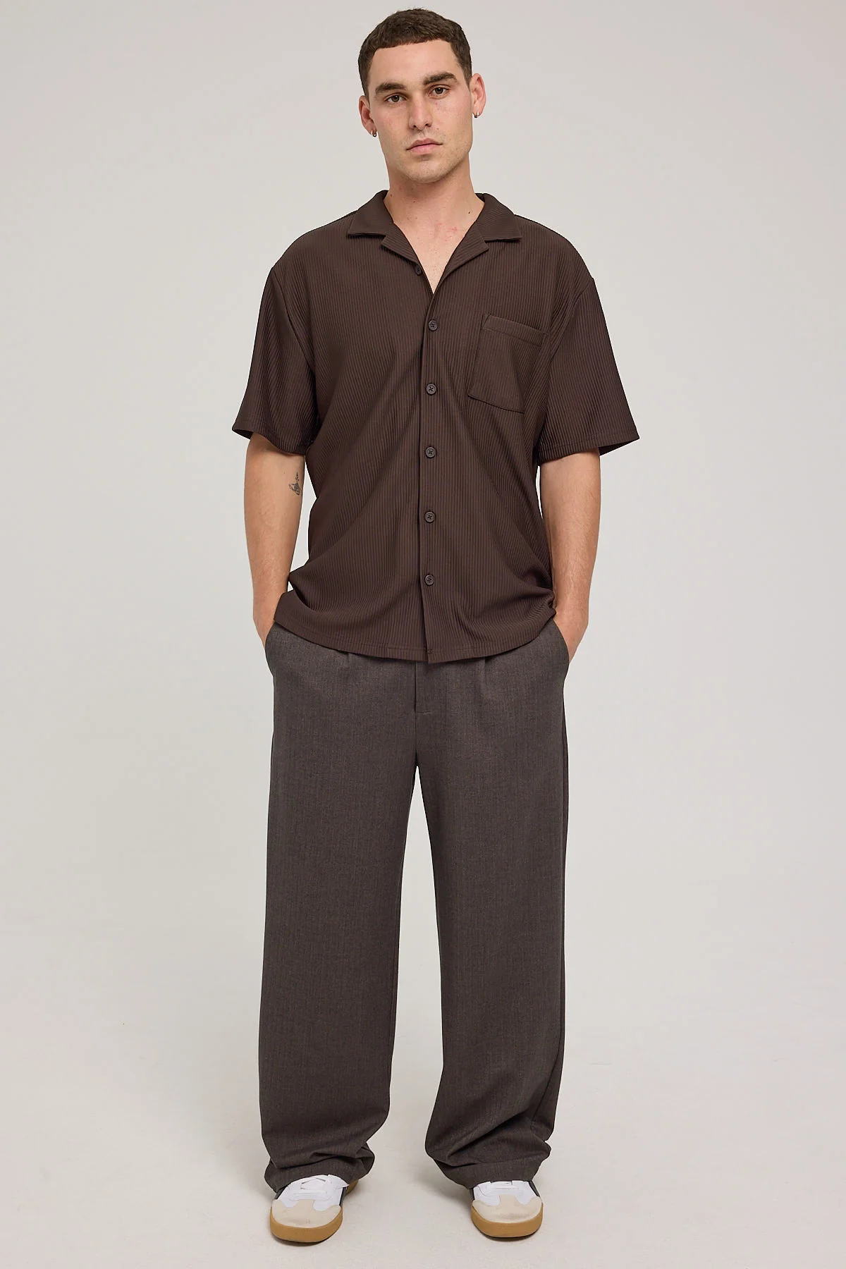 Common Need Austin Pleated Resort Shirt Dark Brown - Image 2