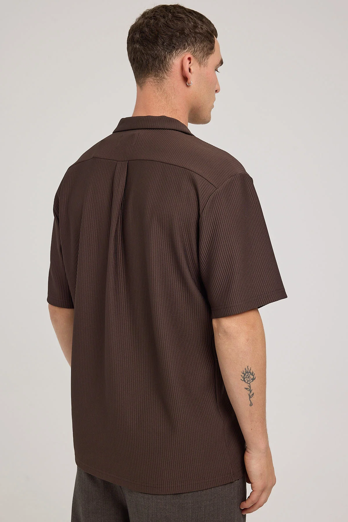 Common Need Austin Pleated Resort Shirt Dark Brown - Image 4