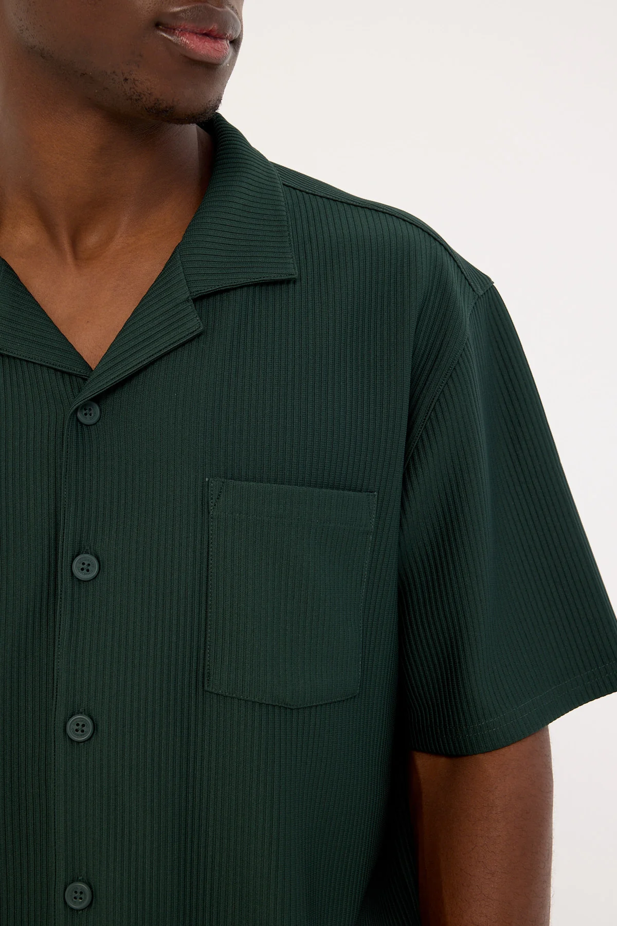 Common Need Austin Pleated Resort Shirt Dark Green - Image 3