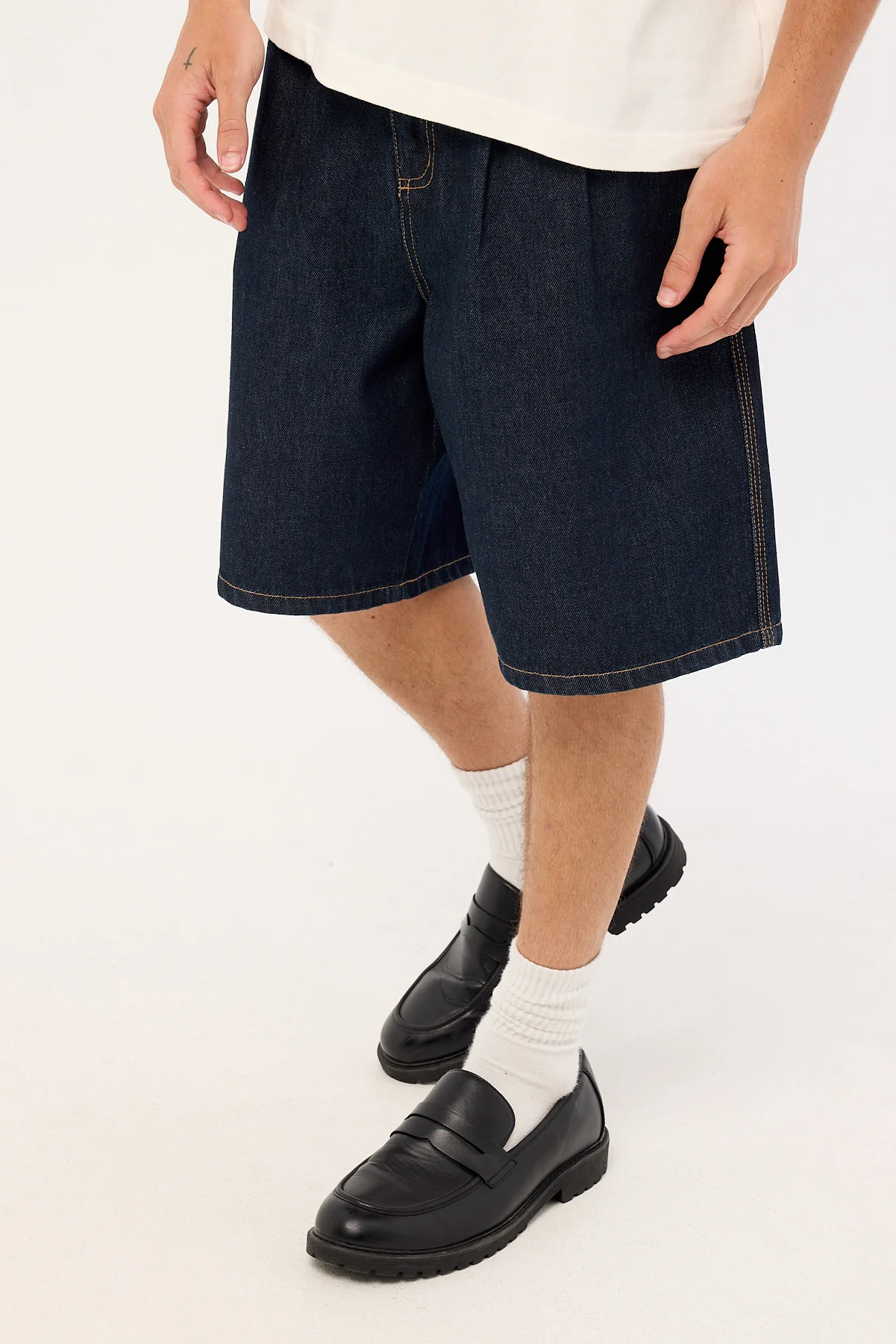 Common Need Blanco Pleated Jort Raw Indigo - Image 3