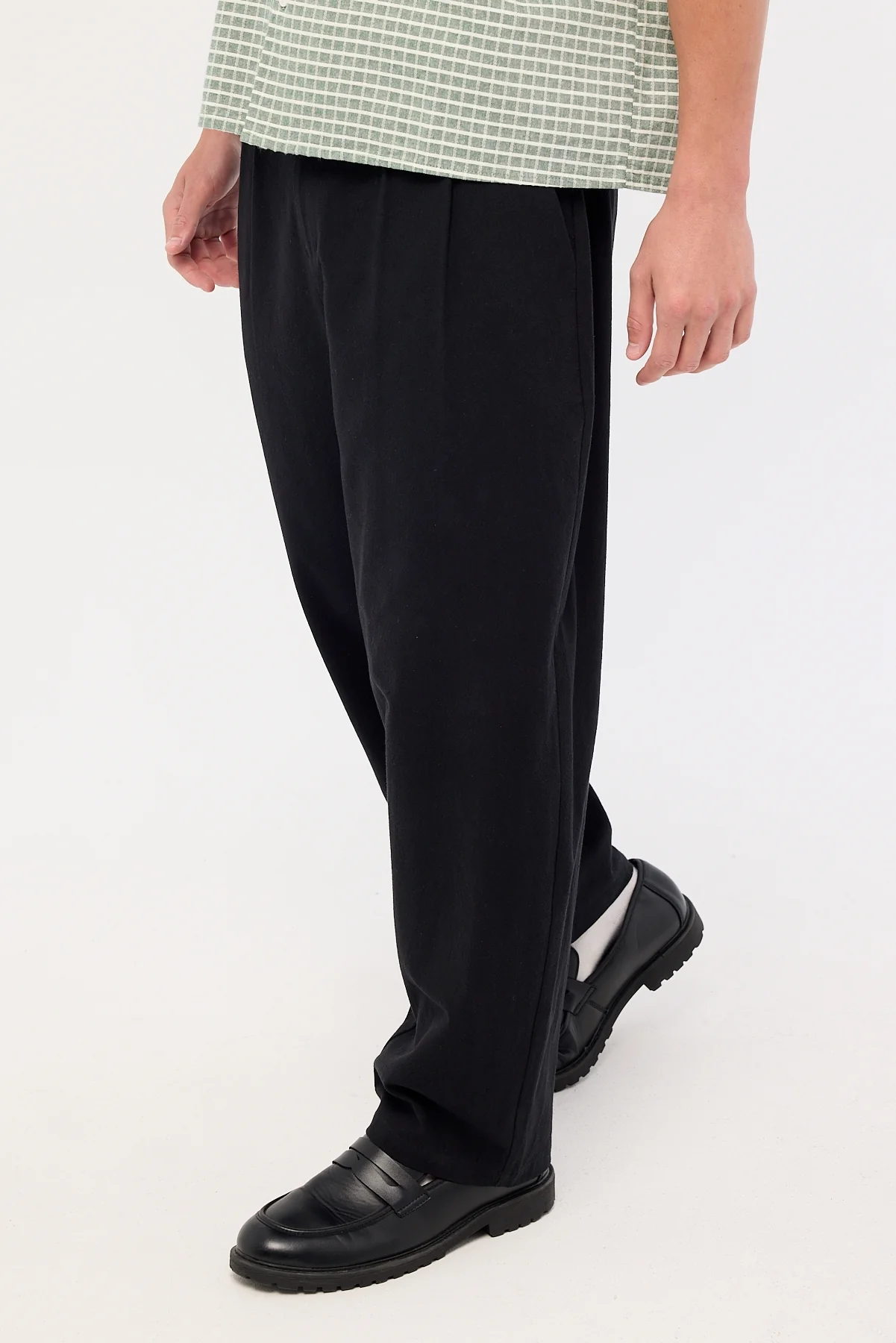 Common Need Blanco Linen Pleated Tailored Trouser Black - Image 3