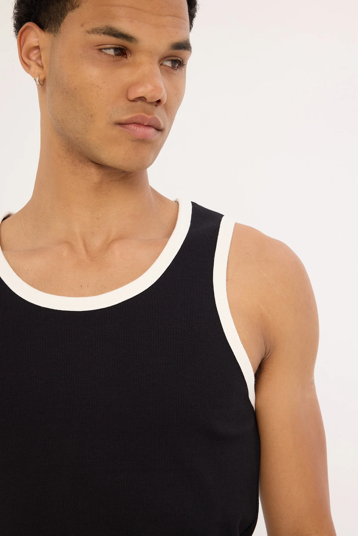 Common Need Contrast Bind Scoop Singlet Tank Black/White - Image 3