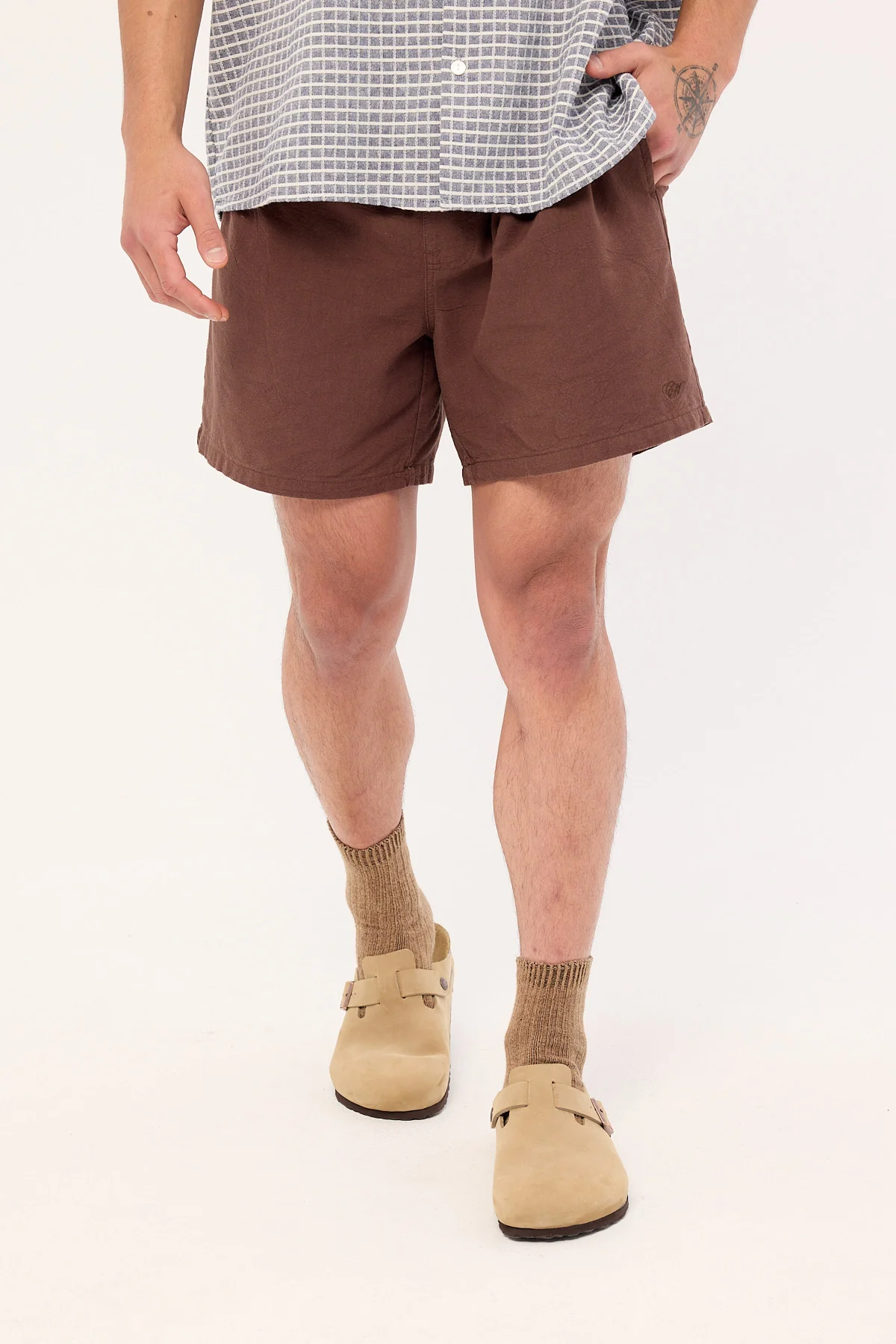 Common Need Island Linen Short Dark Brown - Image 2