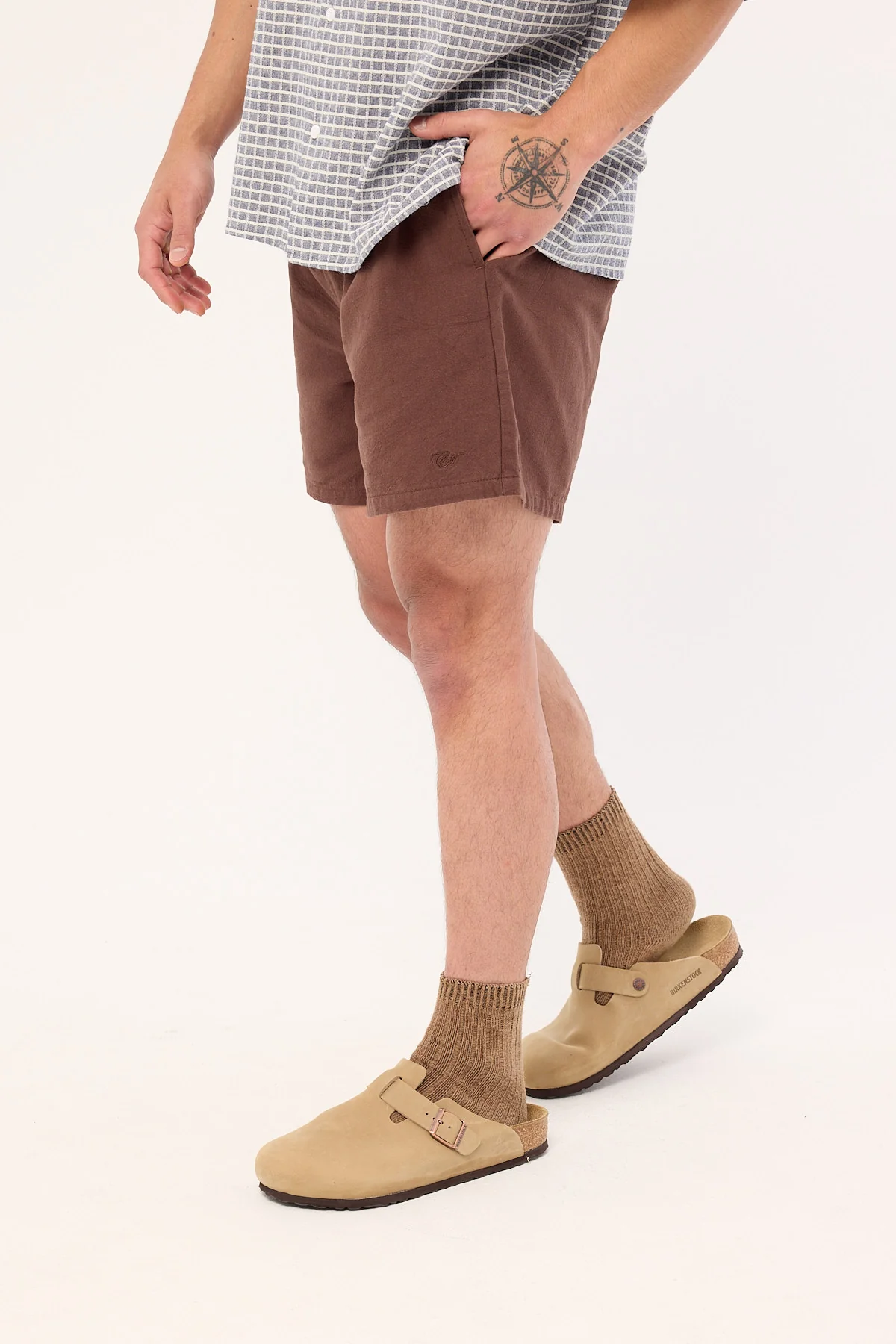 Common Need Island Linen Short Dark Brown - Image 3