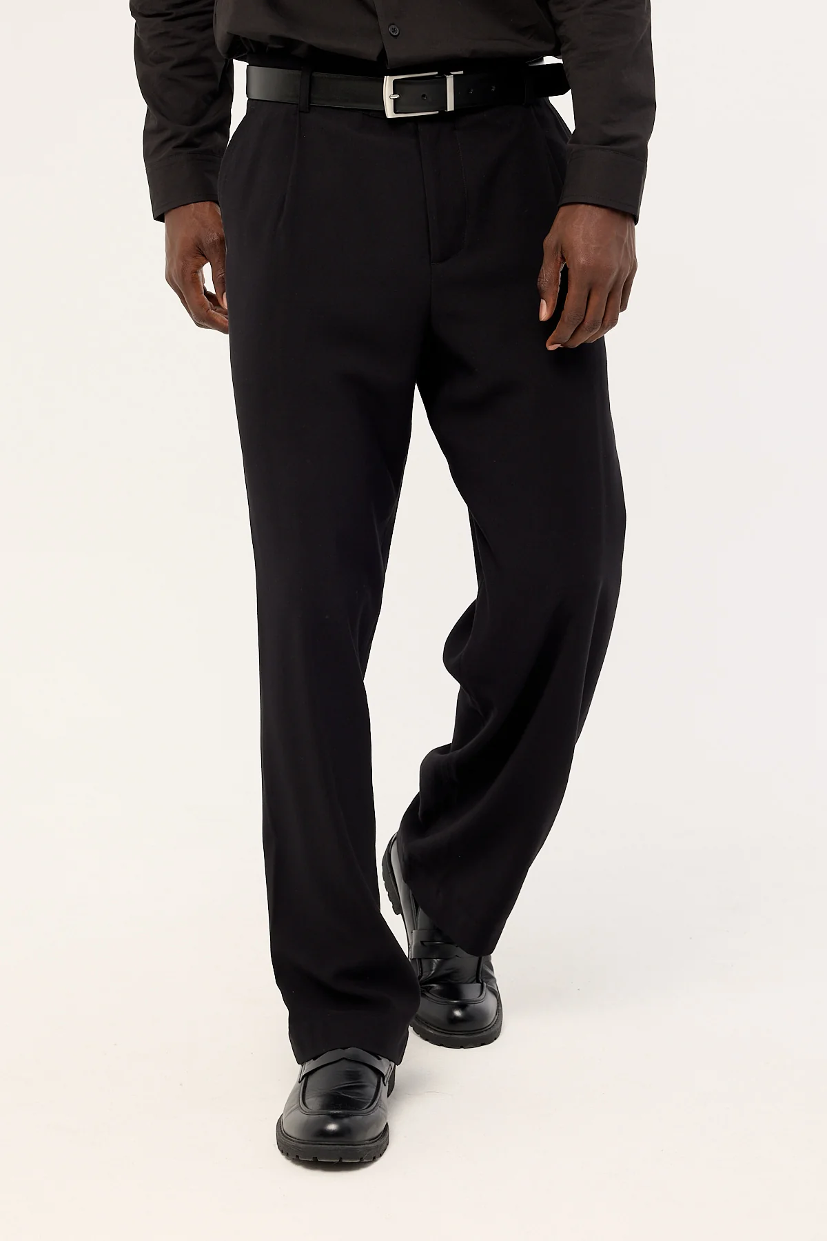 Common Need Leo Relaxed Tailored Trouser Black - Image 4