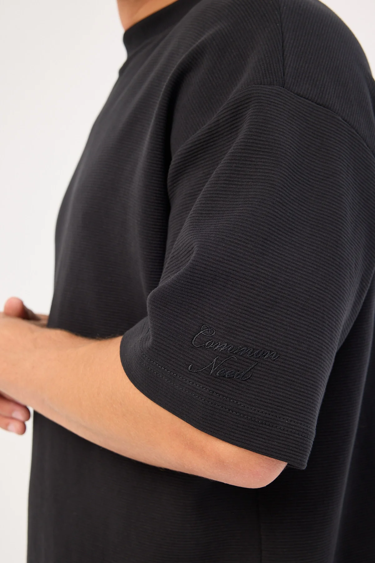 Common Need Luxe Ottoman Easy Tee Black - Image 5