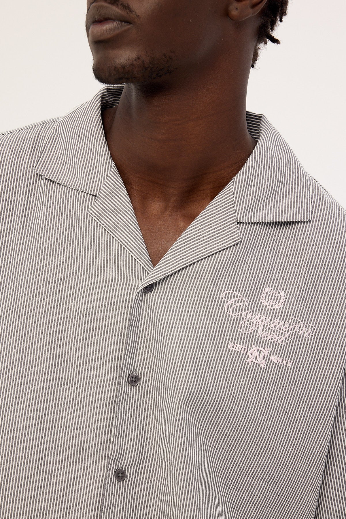 Common Need Relay Boxy Cropped Resort Shirt Off Black - Image 4