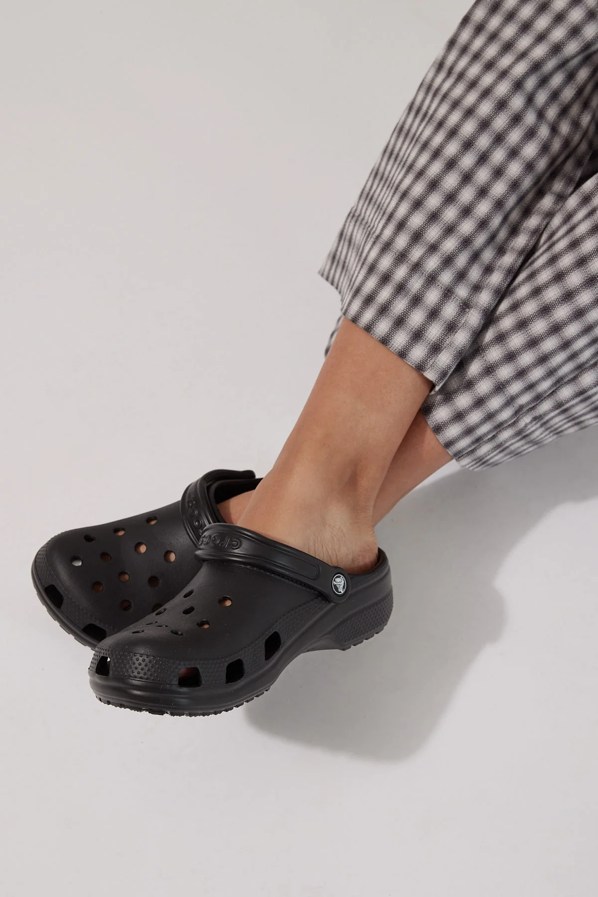 Crocs Classic Black - Image 2