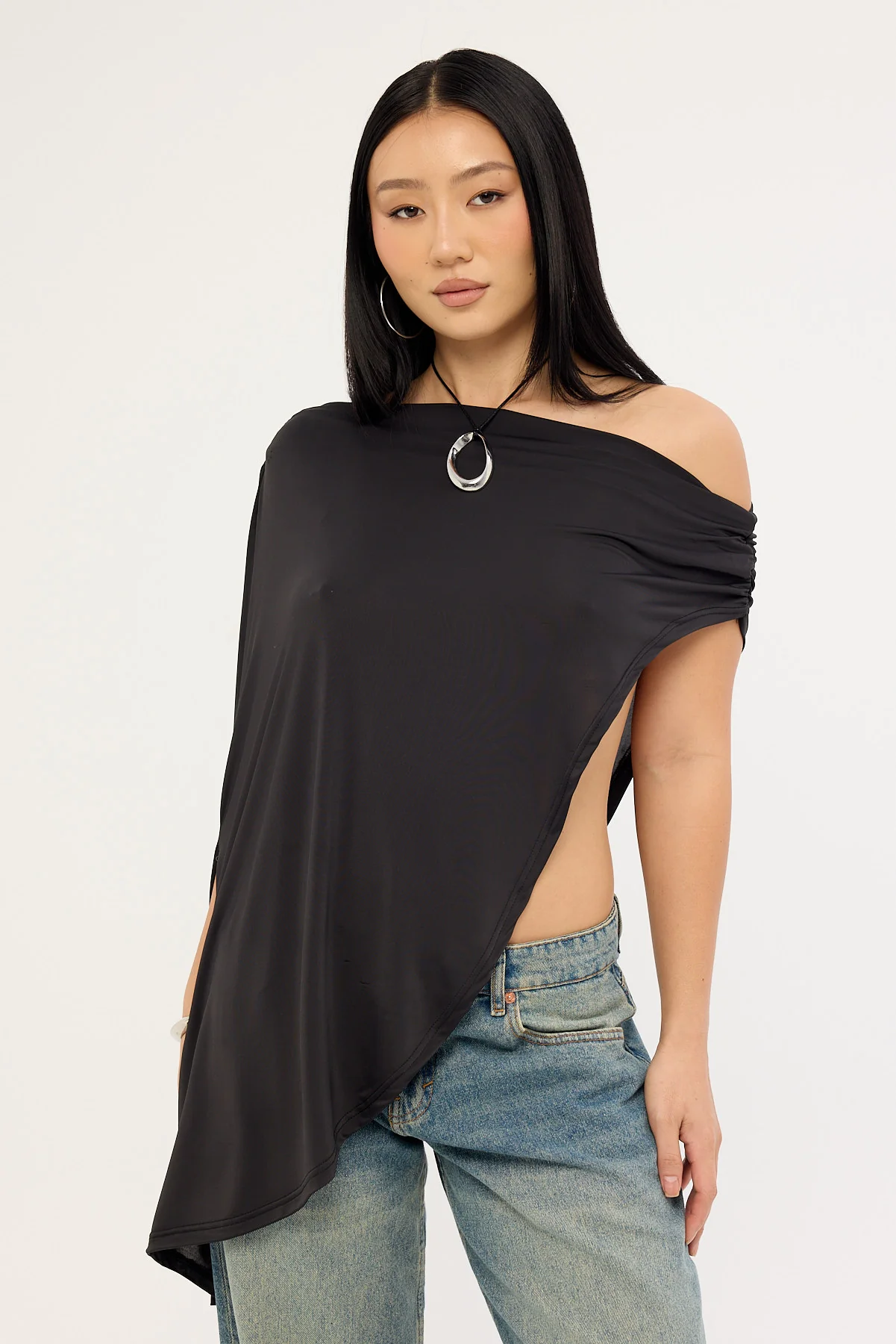 Lioness Reborn Poncho Noir