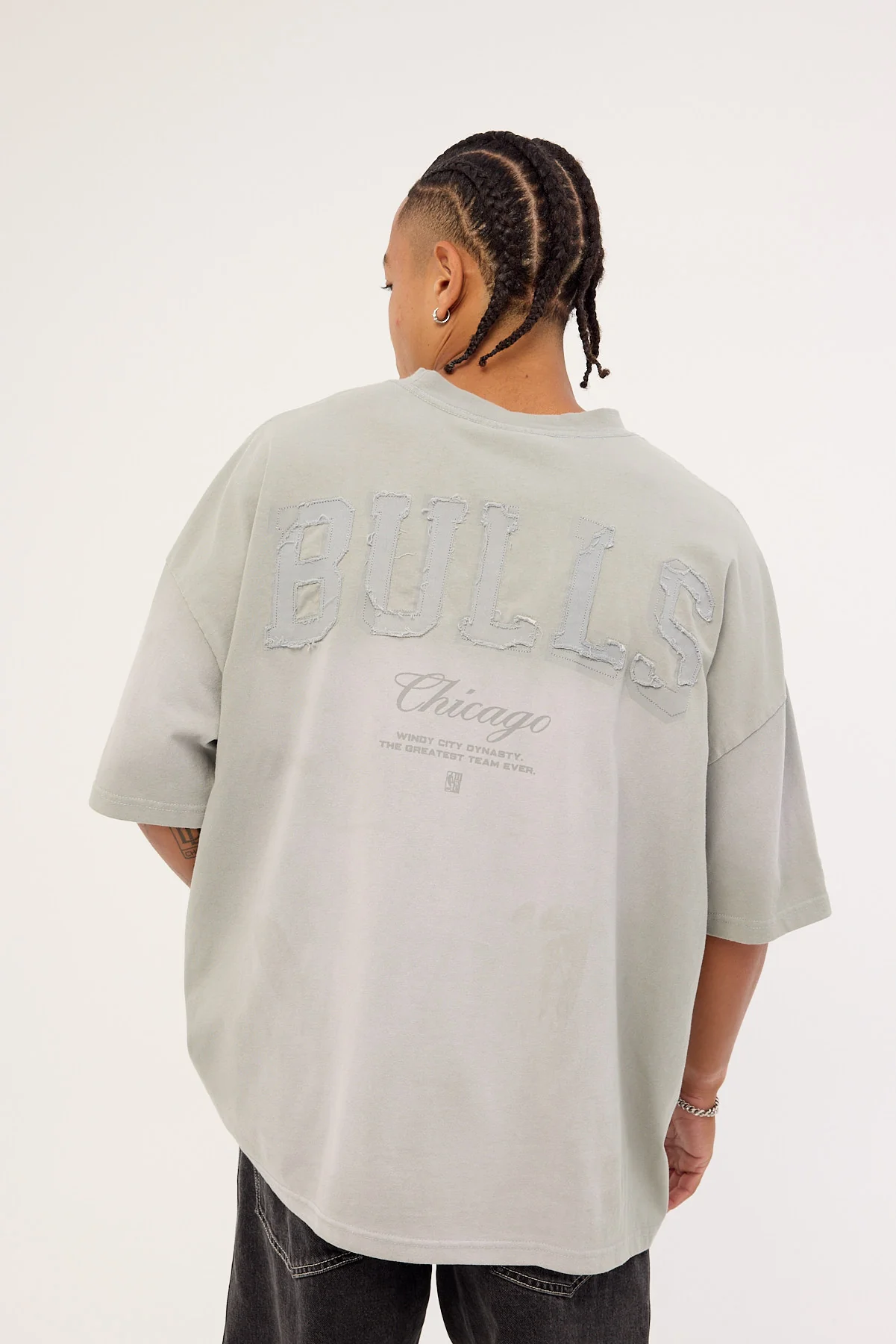 Mitchell & Ness Big Oversized Logo Tee - C Bulls Neutral Gray