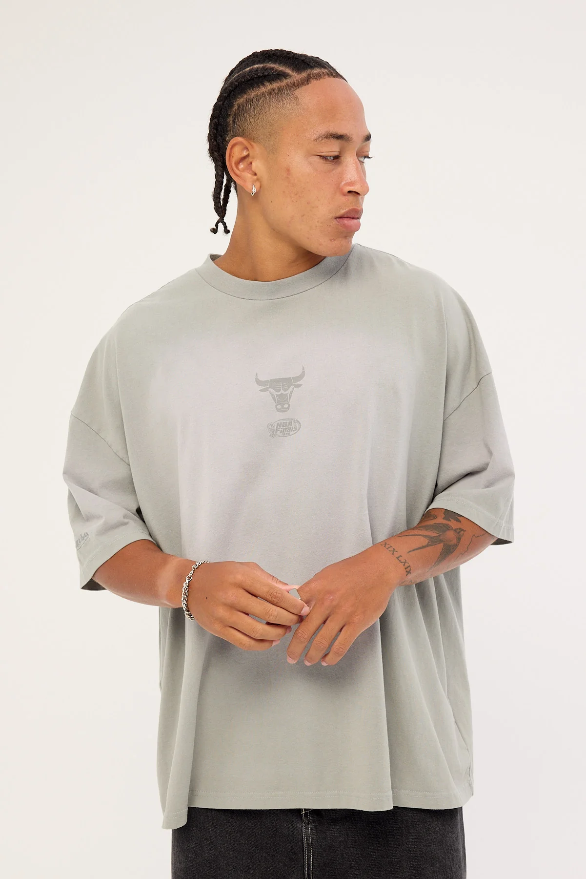 Mitchell & Ness Big Oversized Logo Tee - C Bulls Neutral Gray - Image 3