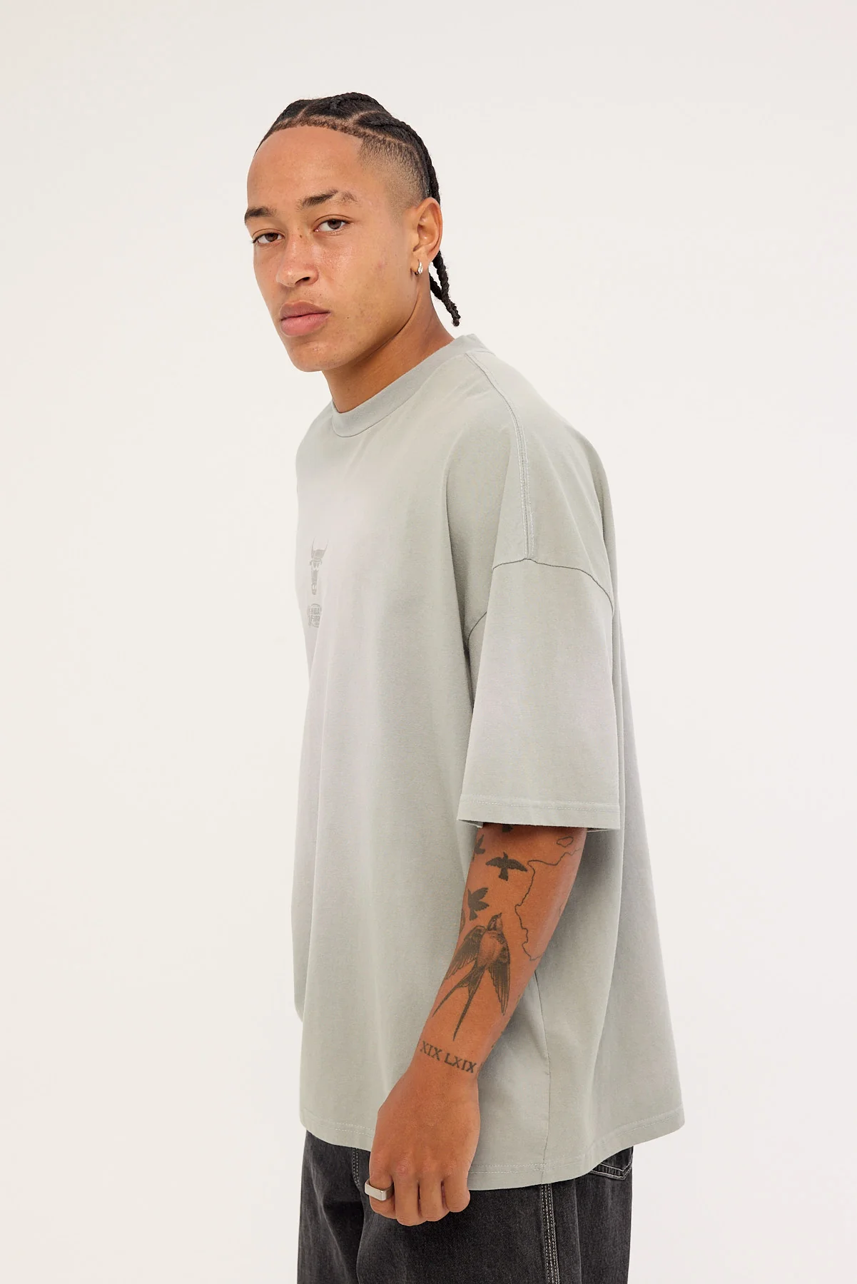 Mitchell & Ness Big Oversized Logo Tee - C Bulls Neutral Gray - Image 4