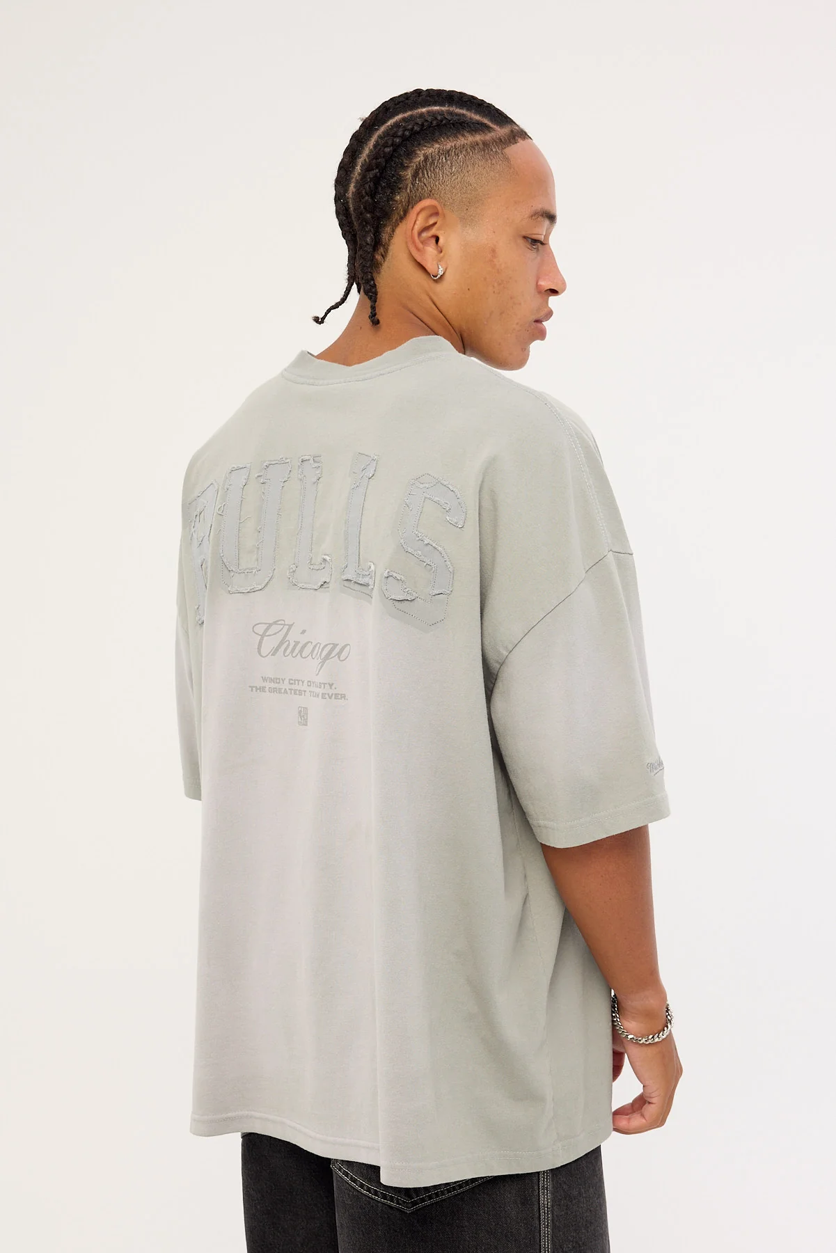 Mitchell & Ness Big Oversized Logo Tee - C Bulls Neutral Gray - Image 5