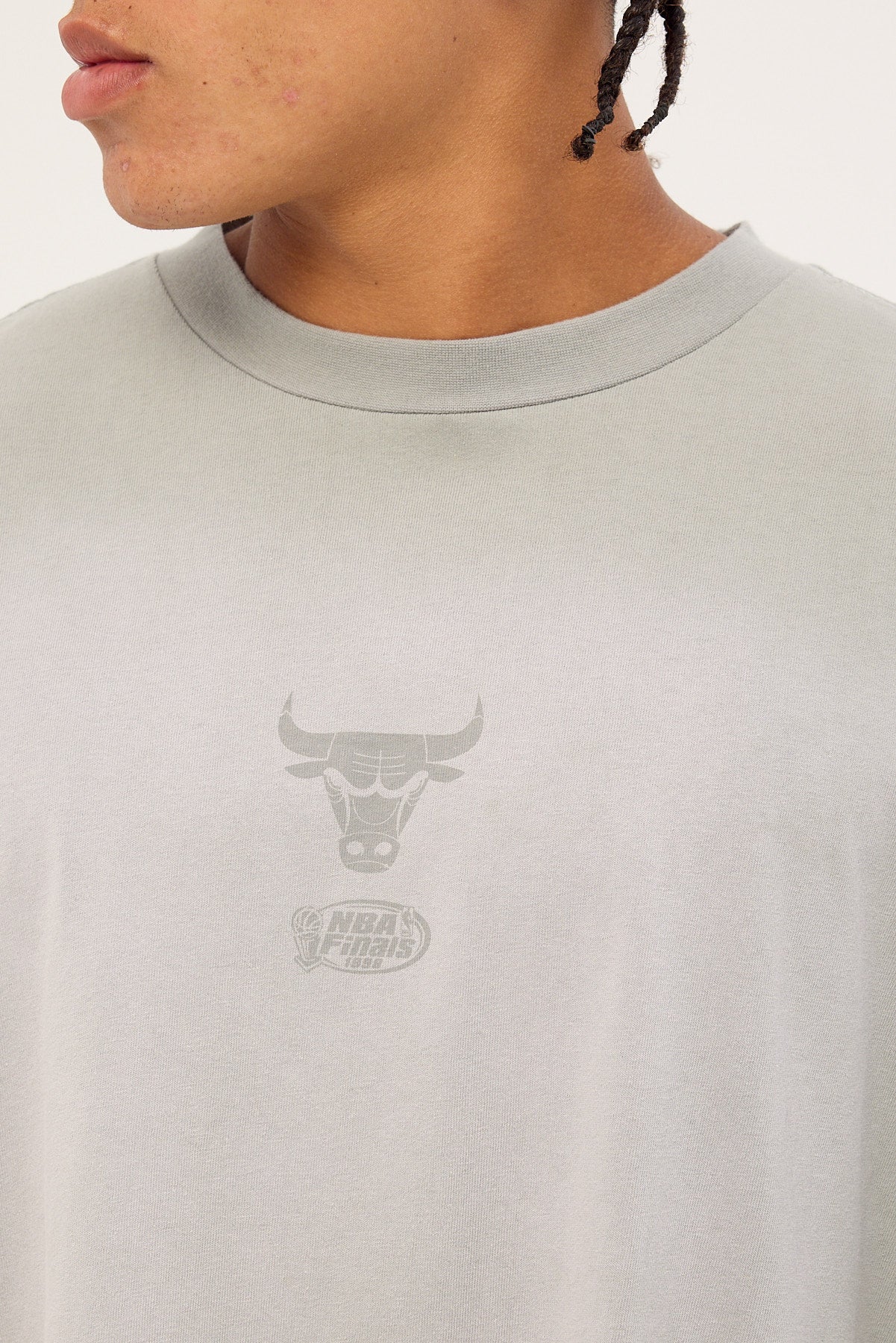 Mitchell & Ness Big Oversized Logo Tee - C Bulls Neutral Gray - Image 6