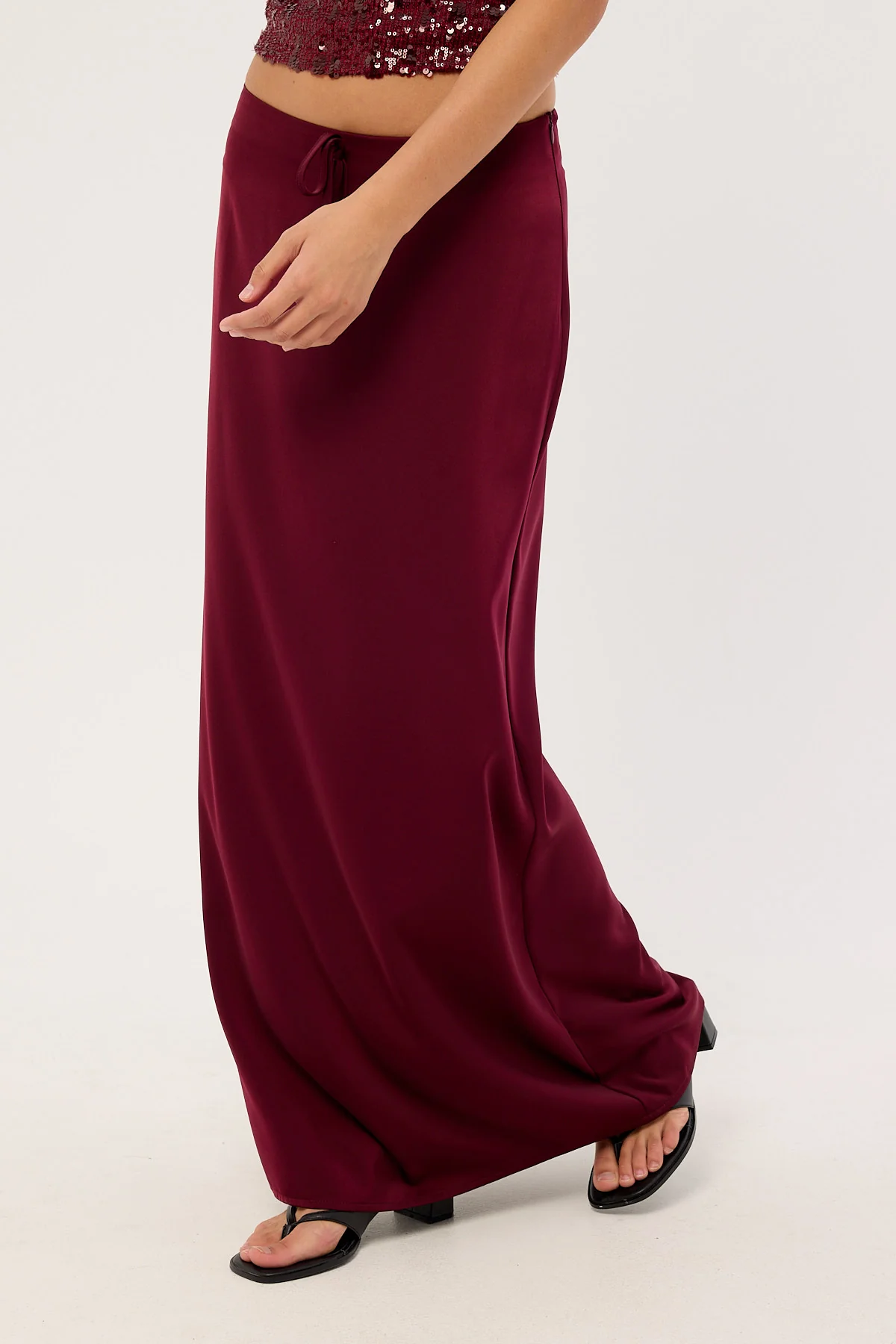Motel Sarinem Skirt Satin Burgundy - Image 2
