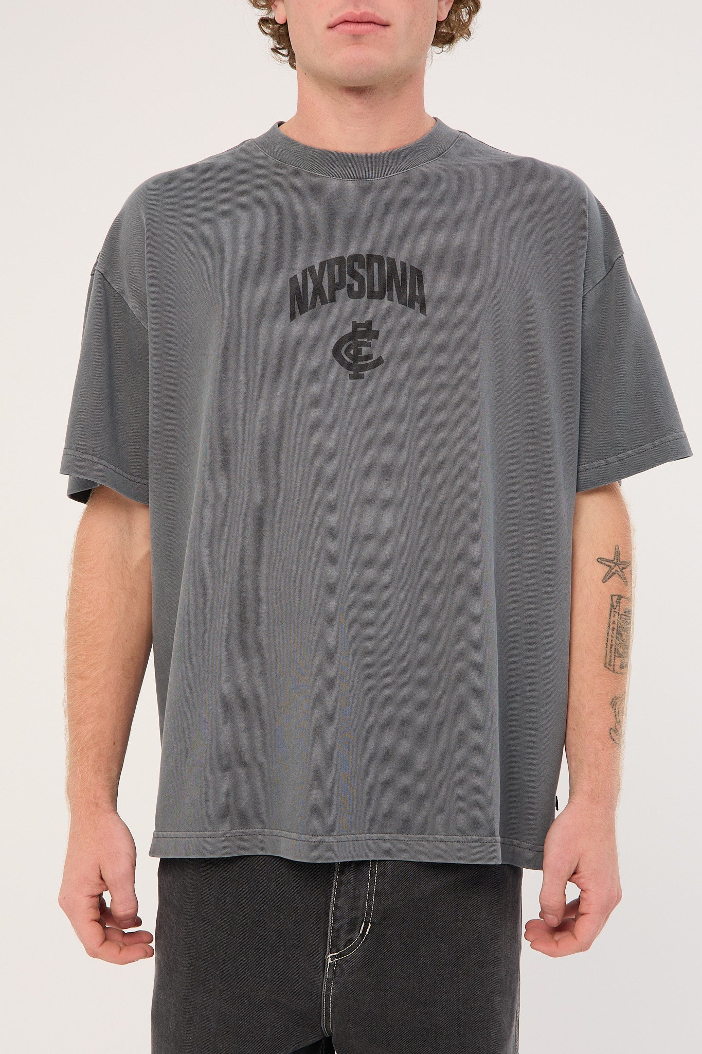 Nena & Pasadena Carlton Hunter Tee Pigment Charcoal - Image 8
