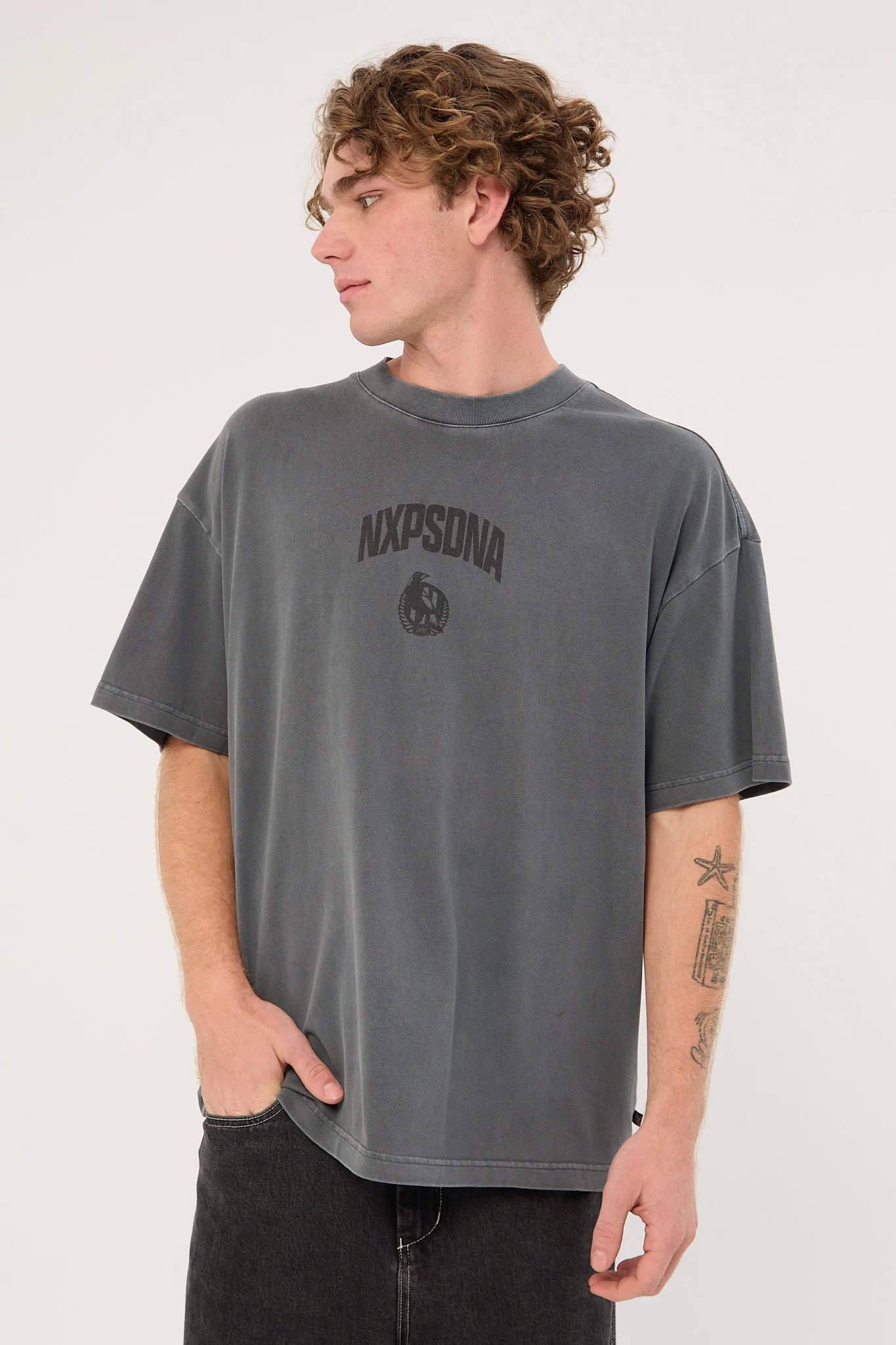 Nena & Pasadena Collingwood Hunter Tee Pigment Charcoal - Image 2