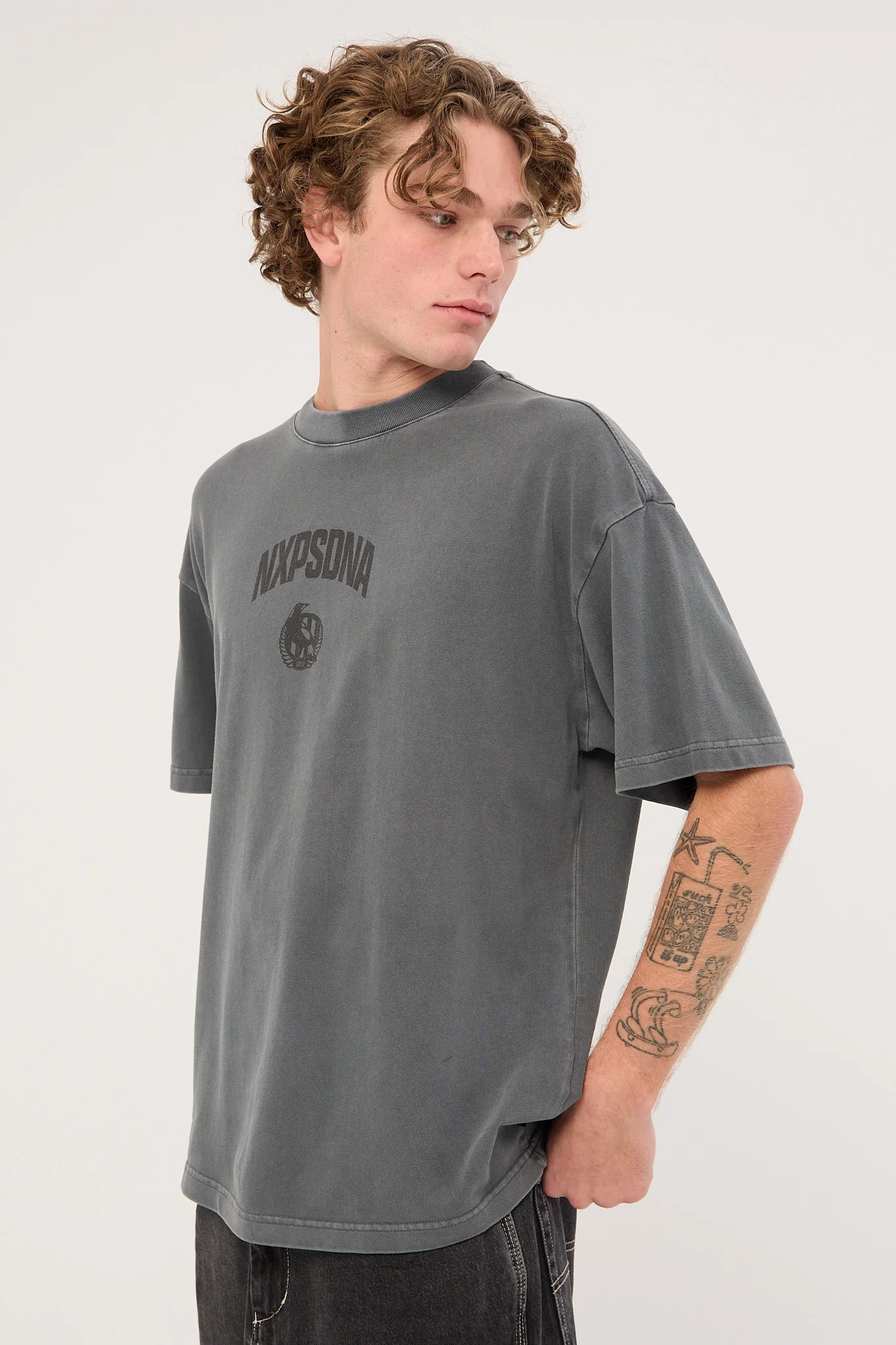 Nena & Pasadena Collingwood Hunter Tee Pigment Charcoal - Image 4