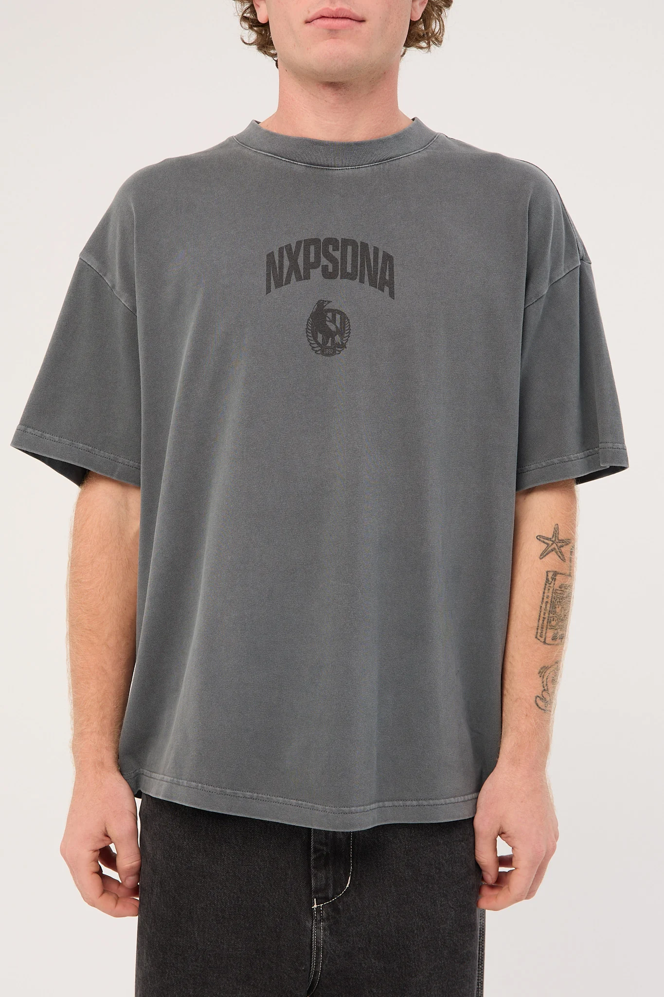 Nena & Pasadena Collingwood Hunter Tee Pigment Charcoal - Image 7