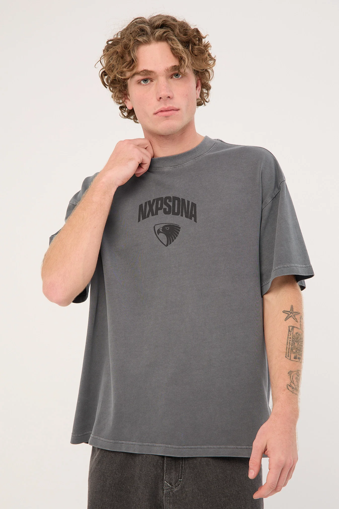 Nena & Pasadena Hawthorn Hunter Tee Pigment Charcoal - Image 2
