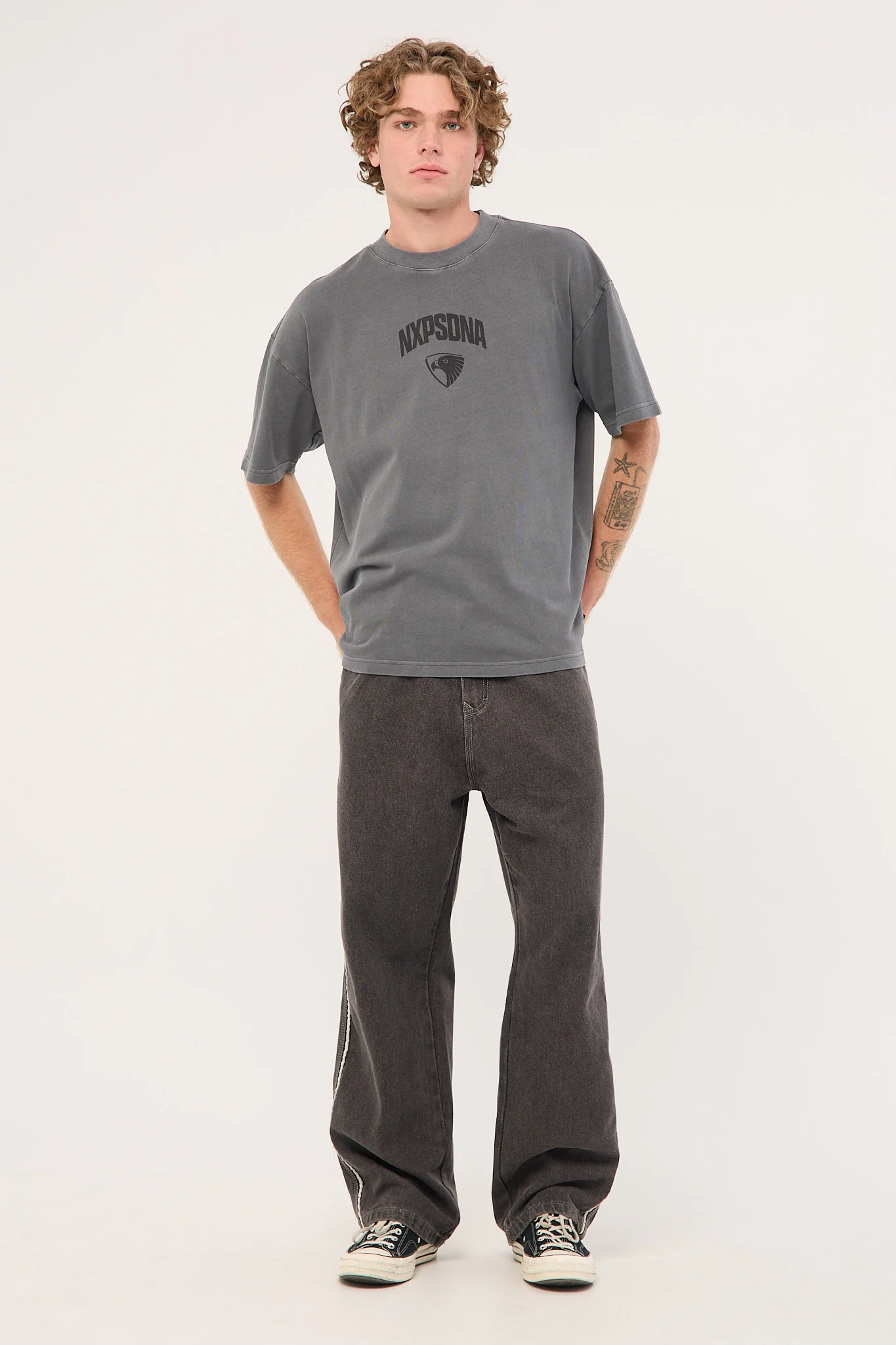 Nena & Pasadena Hawthorn Hunter Tee Pigment Charcoal - Image 3