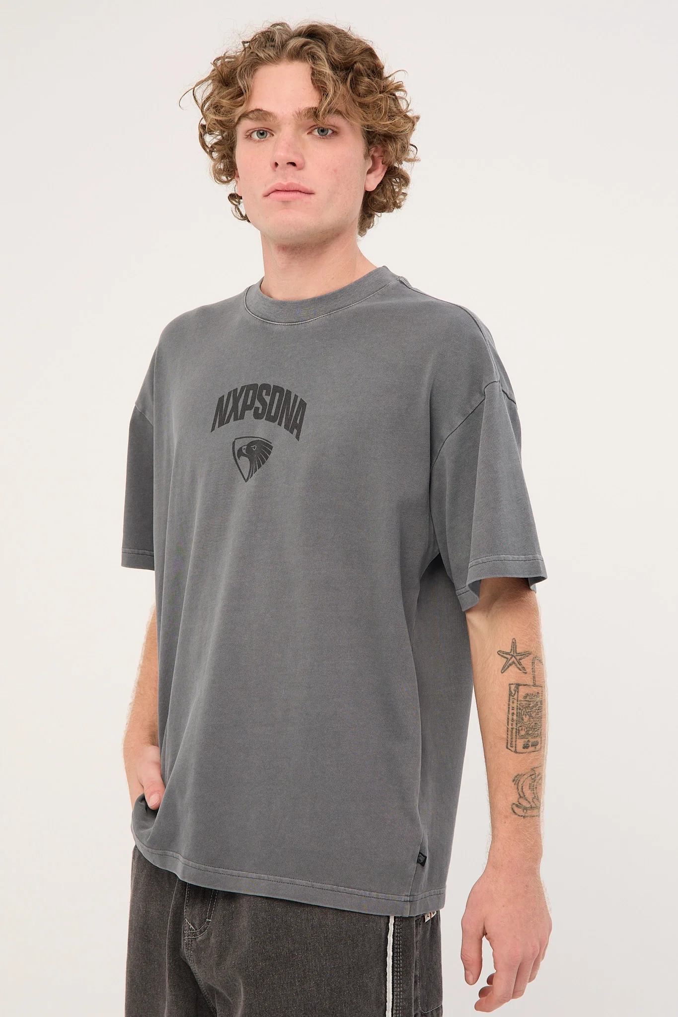 Nena & Pasadena Hawthorn Hunter Tee Pigment Charcoal - Image 4