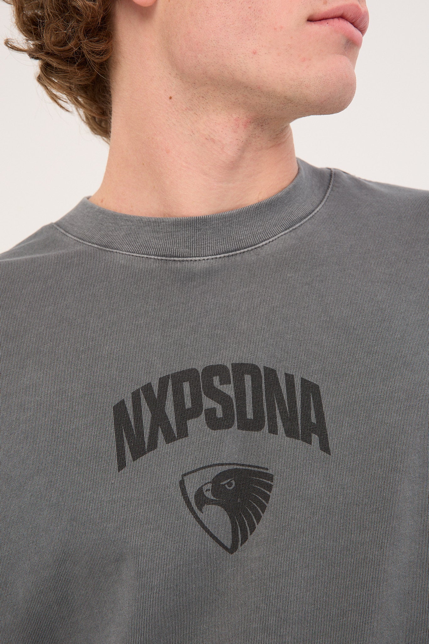 Nena & Pasadena Hawthorn Hunter Tee Pigment Charcoal - Image 6