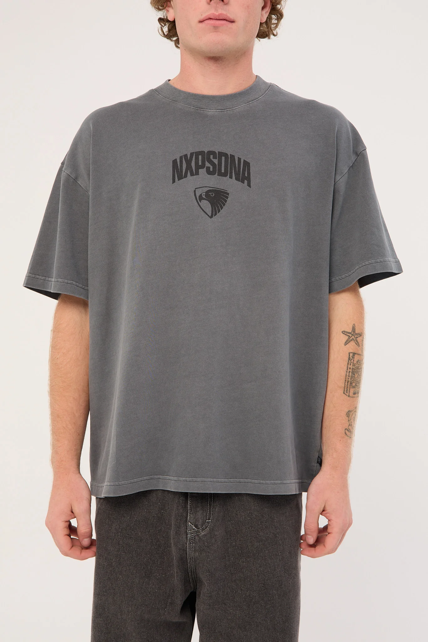 Nena & Pasadena Hawthorn Hunter Tee Pigment Charcoal - Image 7