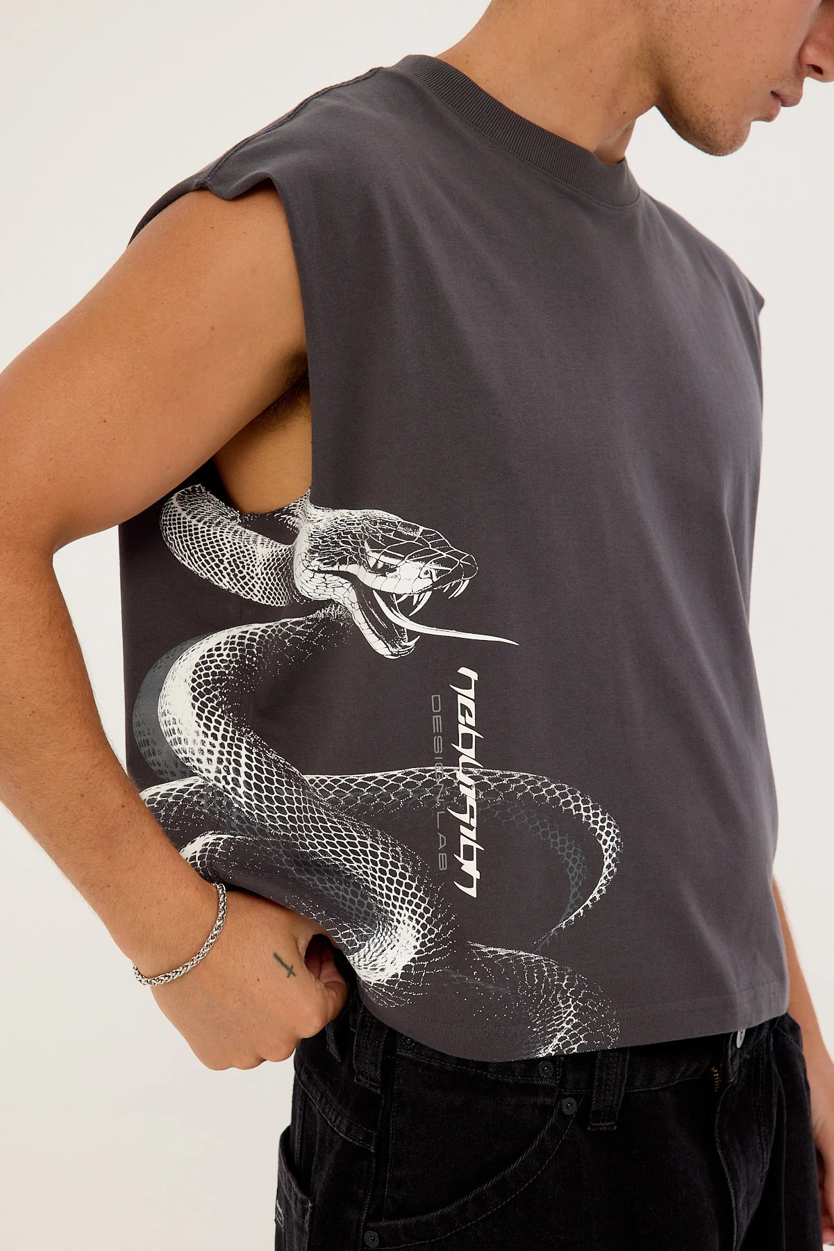 Neovision Coil Cropped Muscle Tank Ash Black - Image 3