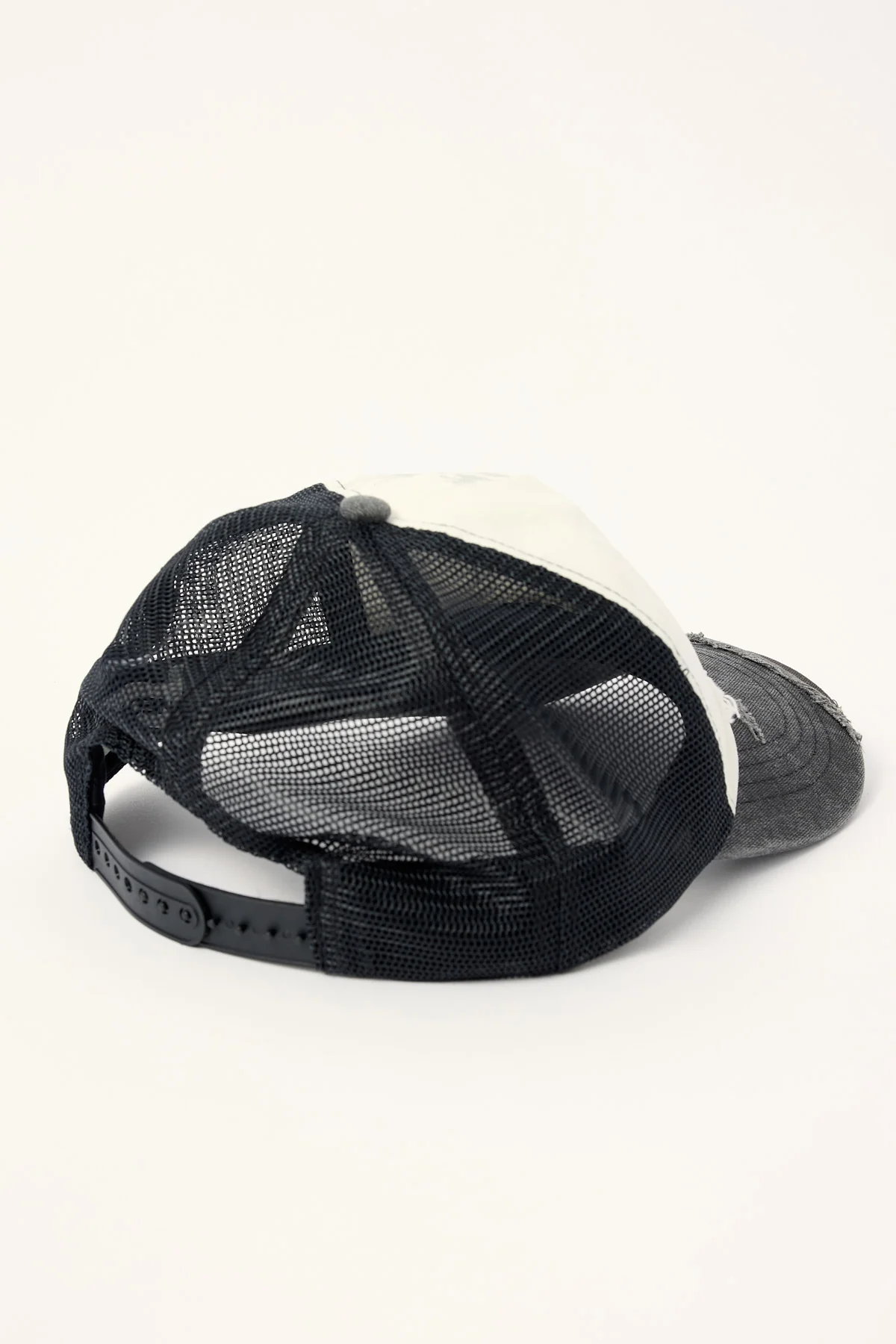 Neovision Wreckage Distressed Trucker Cap Washed Black/White - Image 4
