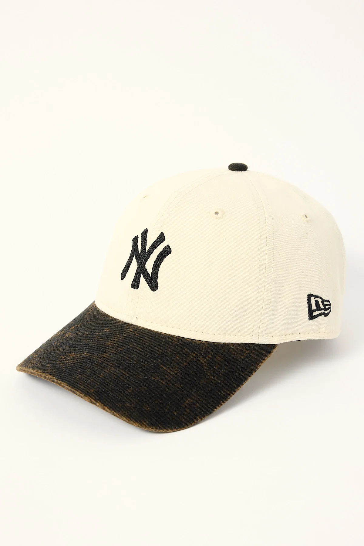 New Era 2-Tone Snow Wash 9Twenty New York Yankees Cap Black/Black Embroidery - Image 3
