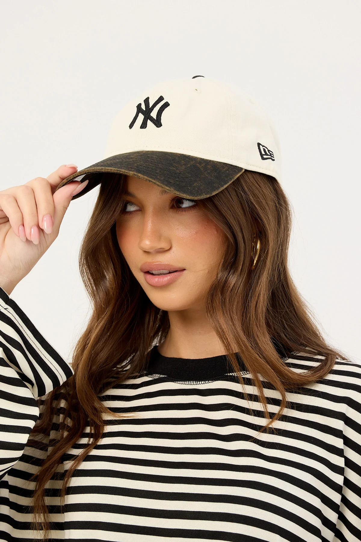New Era 2-Tone Snow Wash 9Twenty New York Yankees Cap Black/Black Embroidery - Image 5