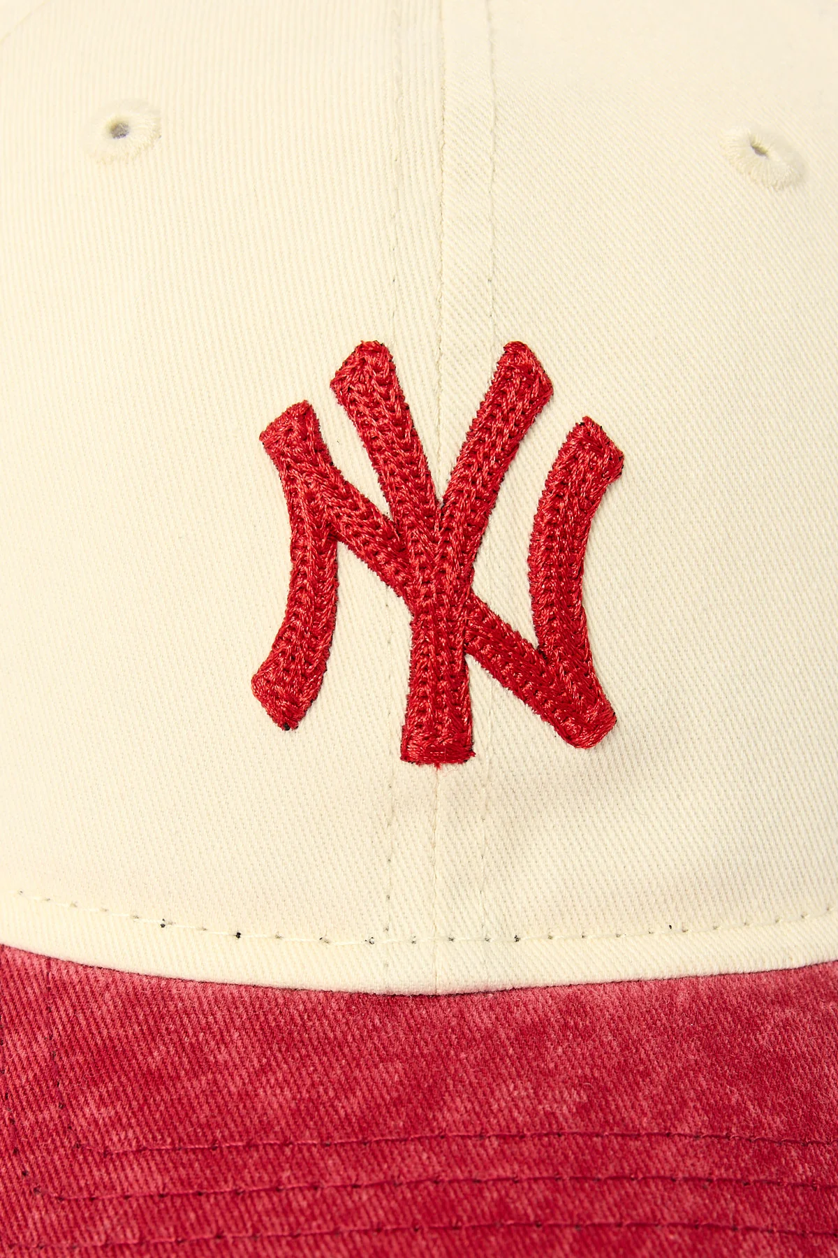 New Era 2-Tone Snow Wash 9Twenty New York Yankees Cap H Red/H Red Embroidery - Image 2