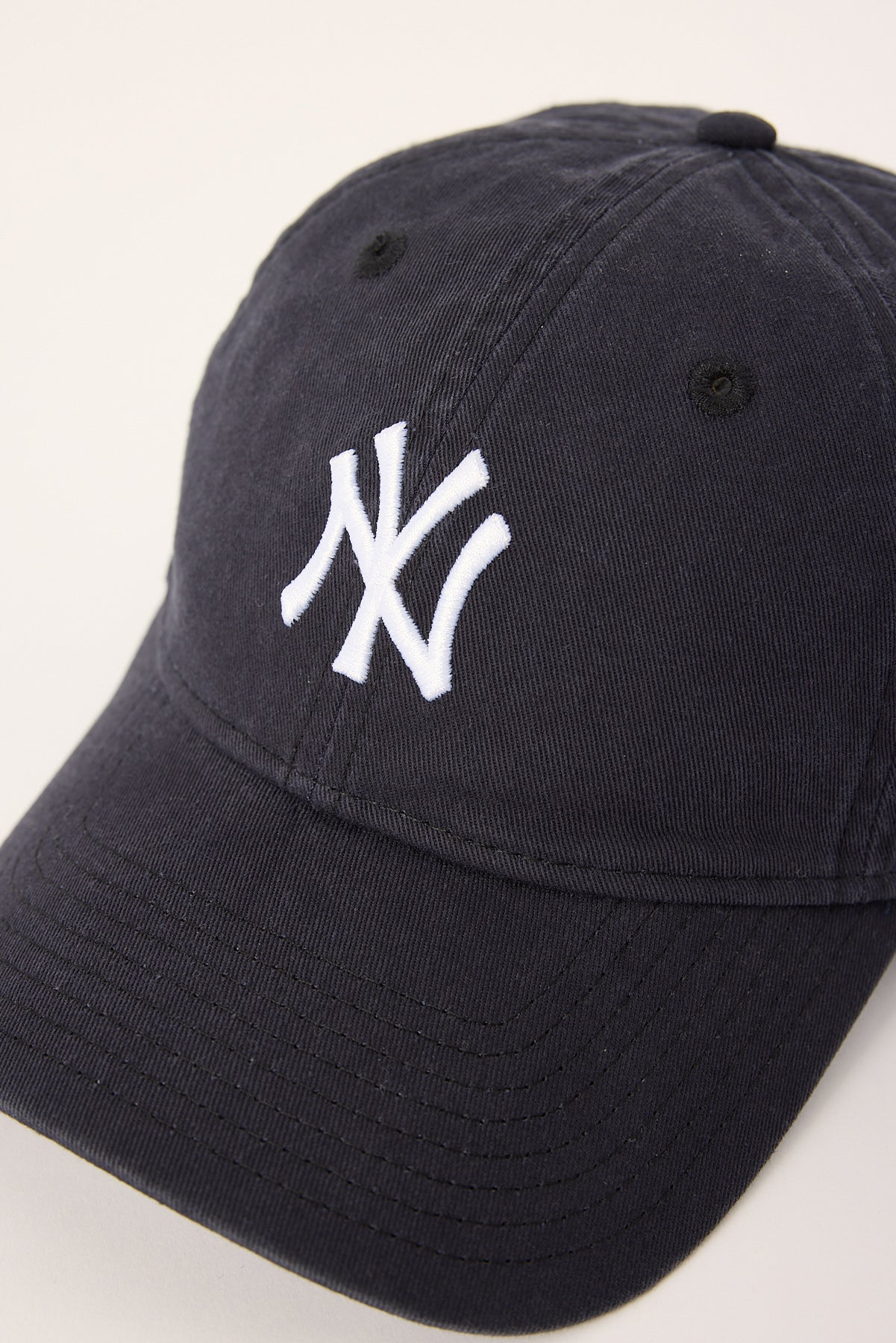 New Era 9Twenty Midi Logo New York Yankees Cap Official Team Colours - Image 5