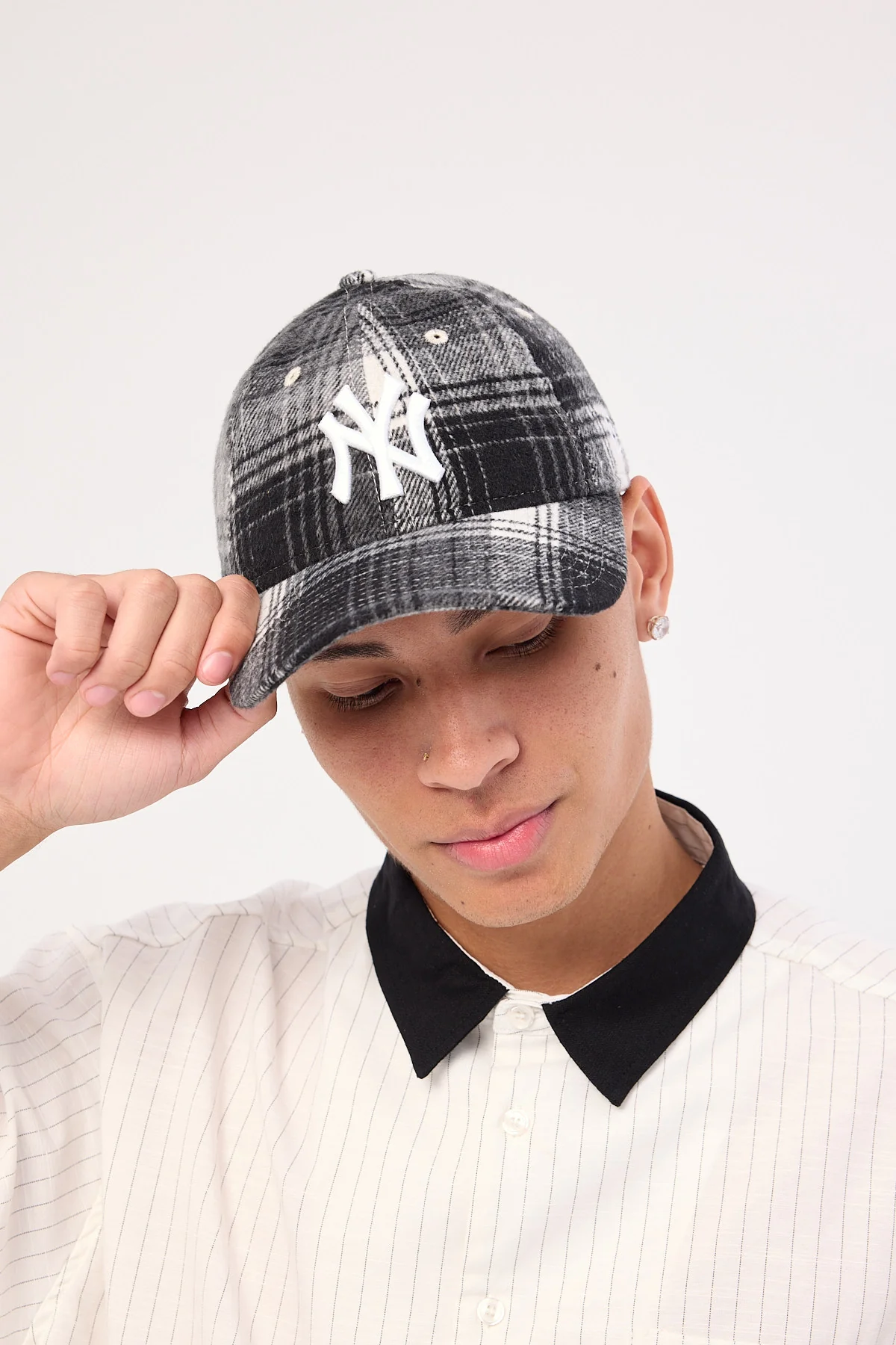 New Era 9Twenty Plaid Wool New York Yankees Cap Black/Grey - Image 2