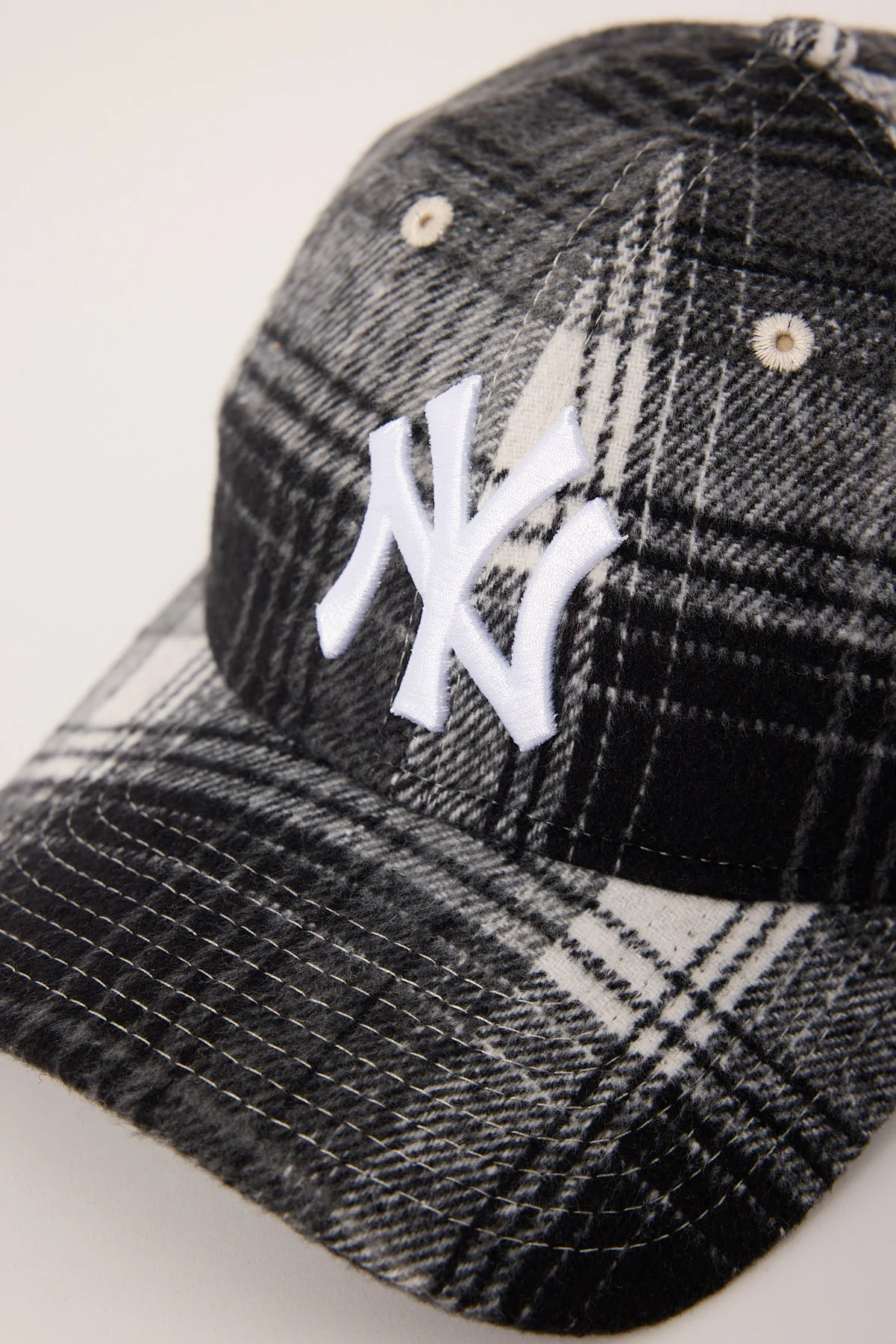New Era 9Twenty Plaid Wool New York Yankees Cap Black/Grey - Image 3