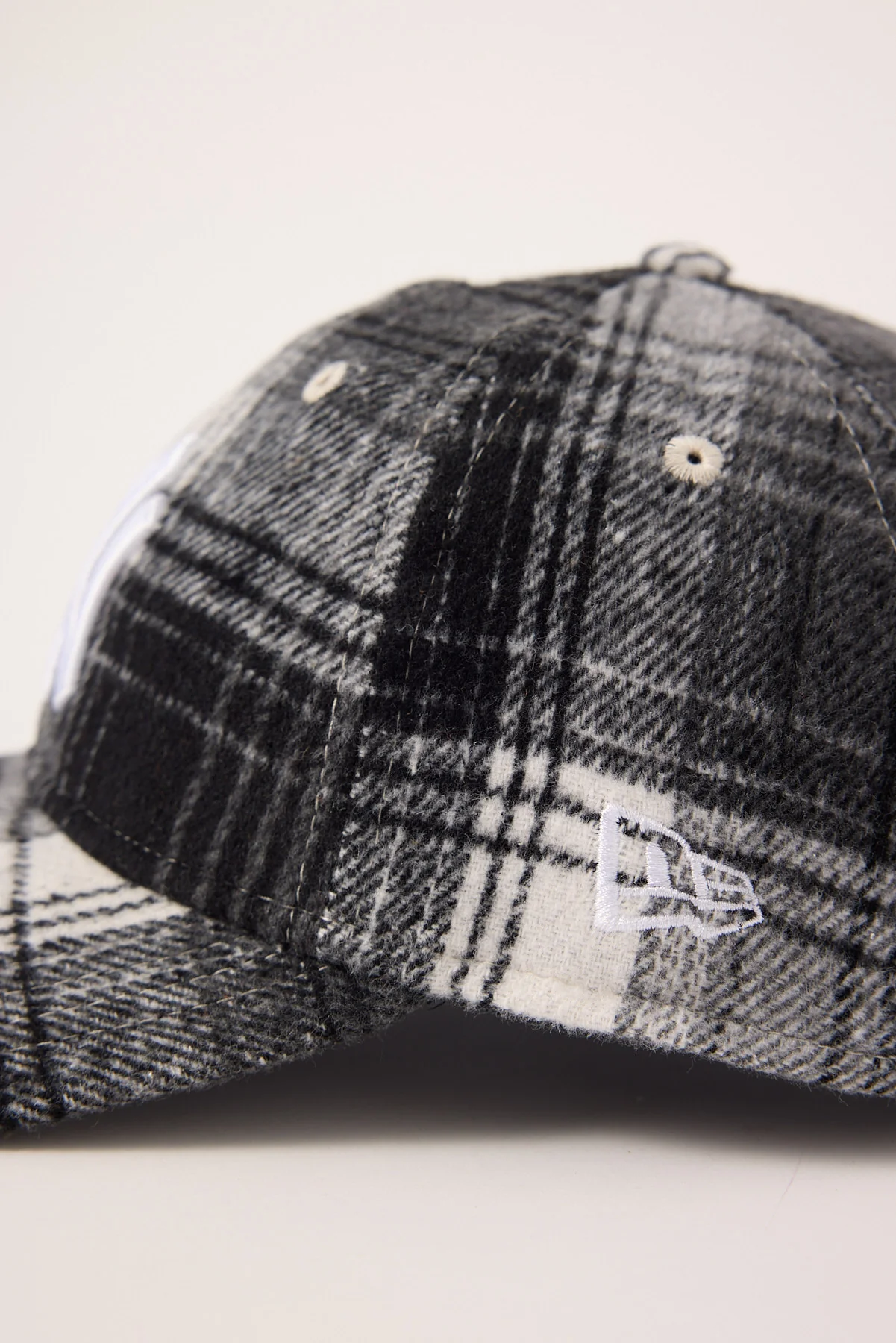 New Era 9Twenty Plaid Wool New York Yankees Cap Black/Grey - Image 4