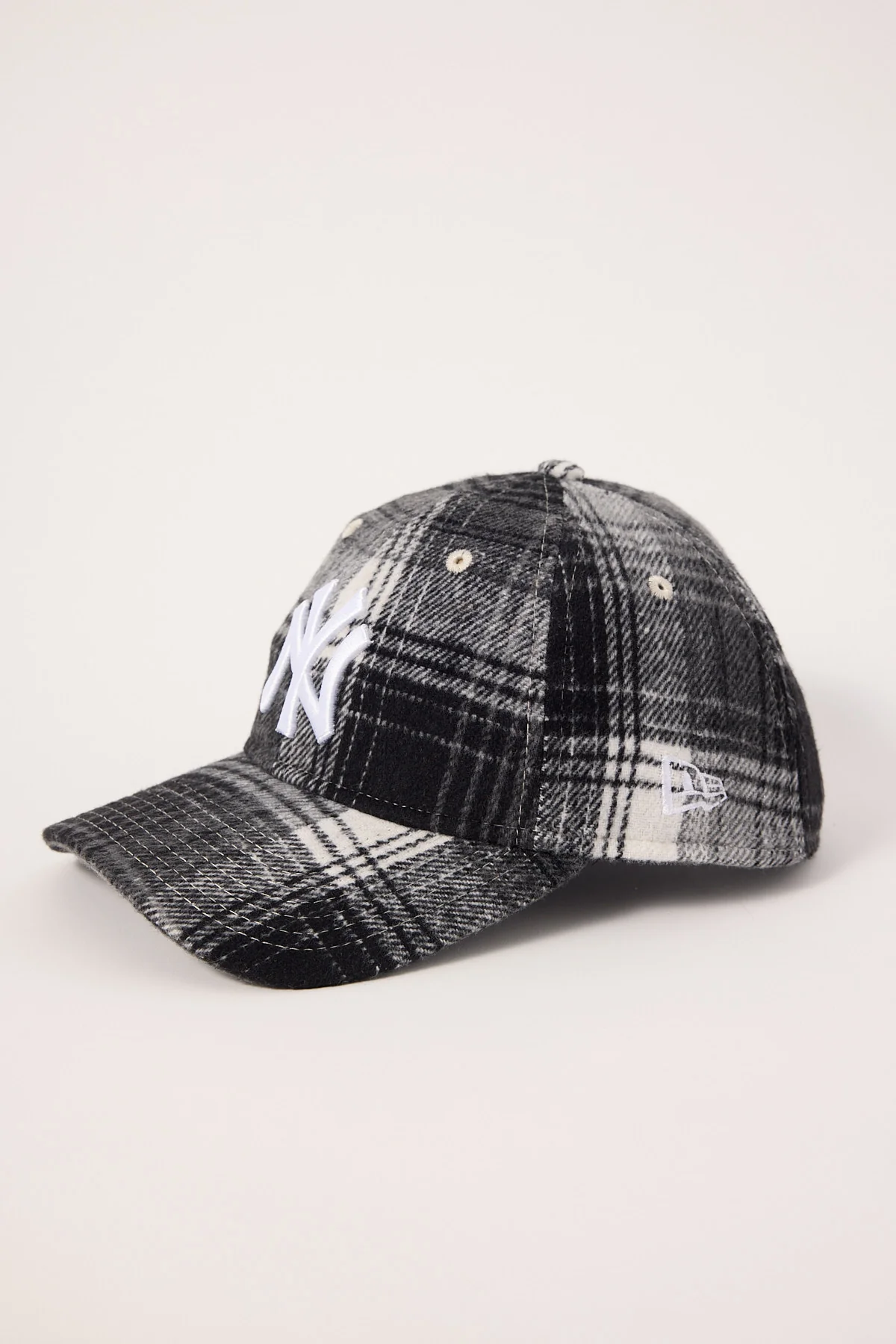 New Era 9Twenty Plaid Wool New York Yankees Cap Black/Grey - Image 5