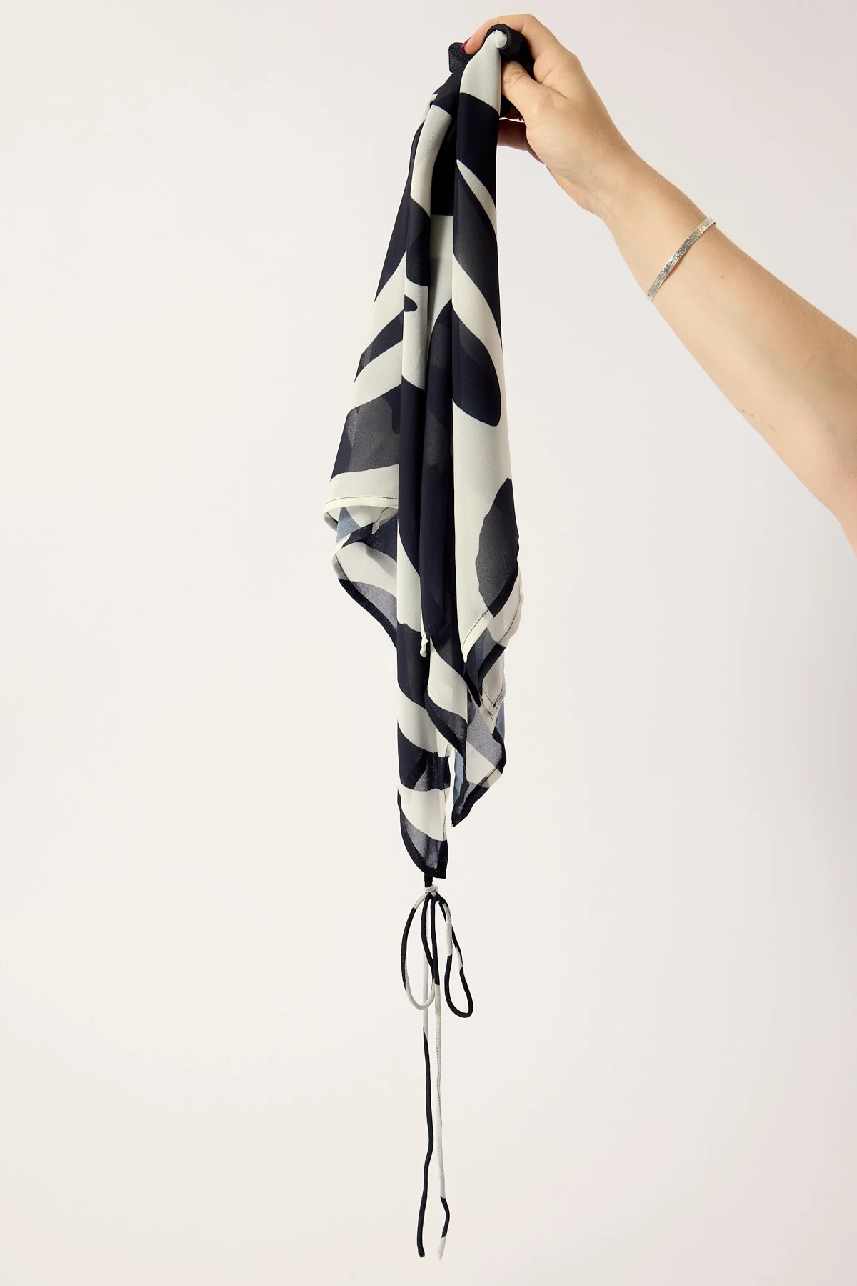 Perfect Stranger Drift Scarf Black/Cream Print