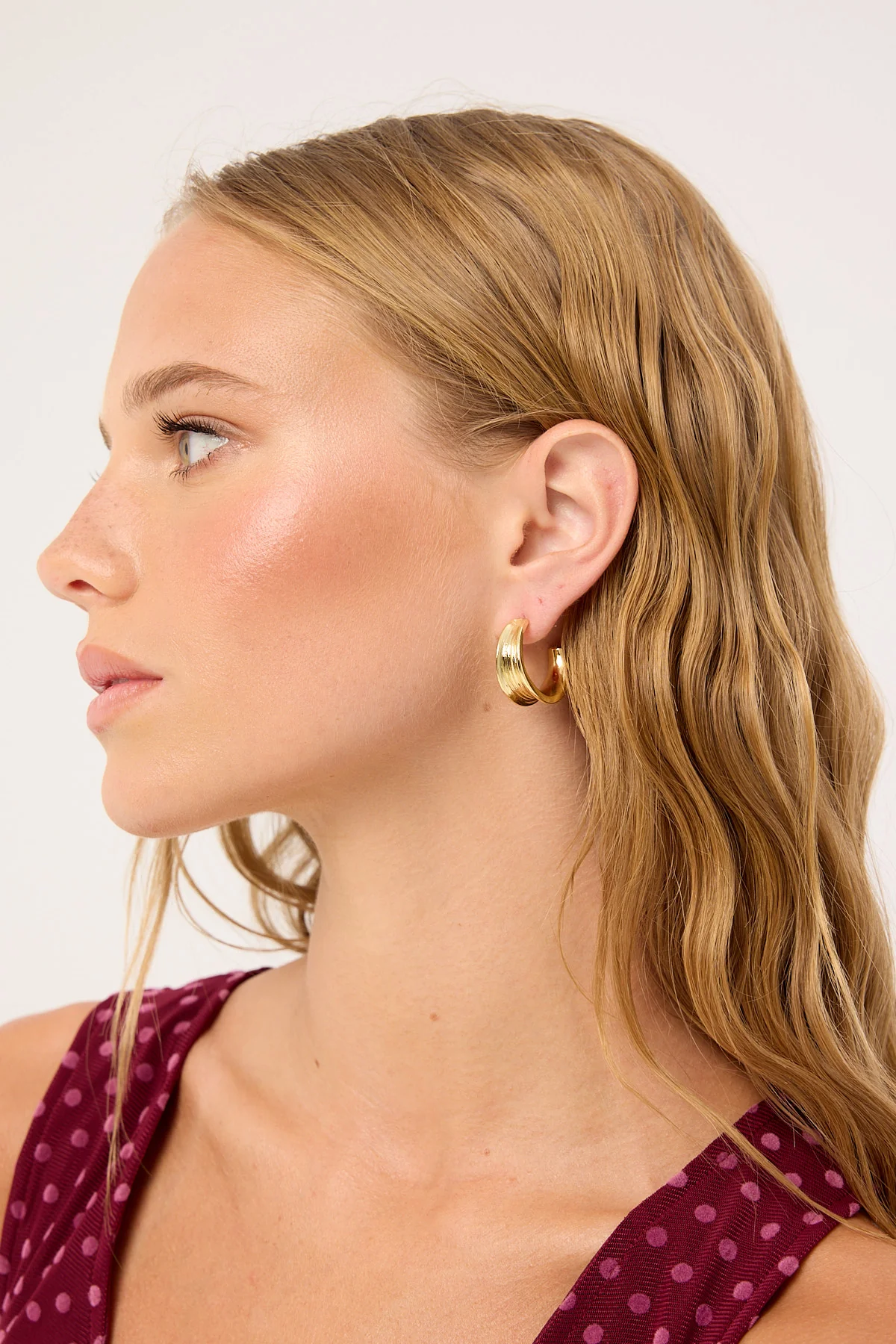 Perfect Stranger Oak Hoop Earings 18k Gold - Image 2