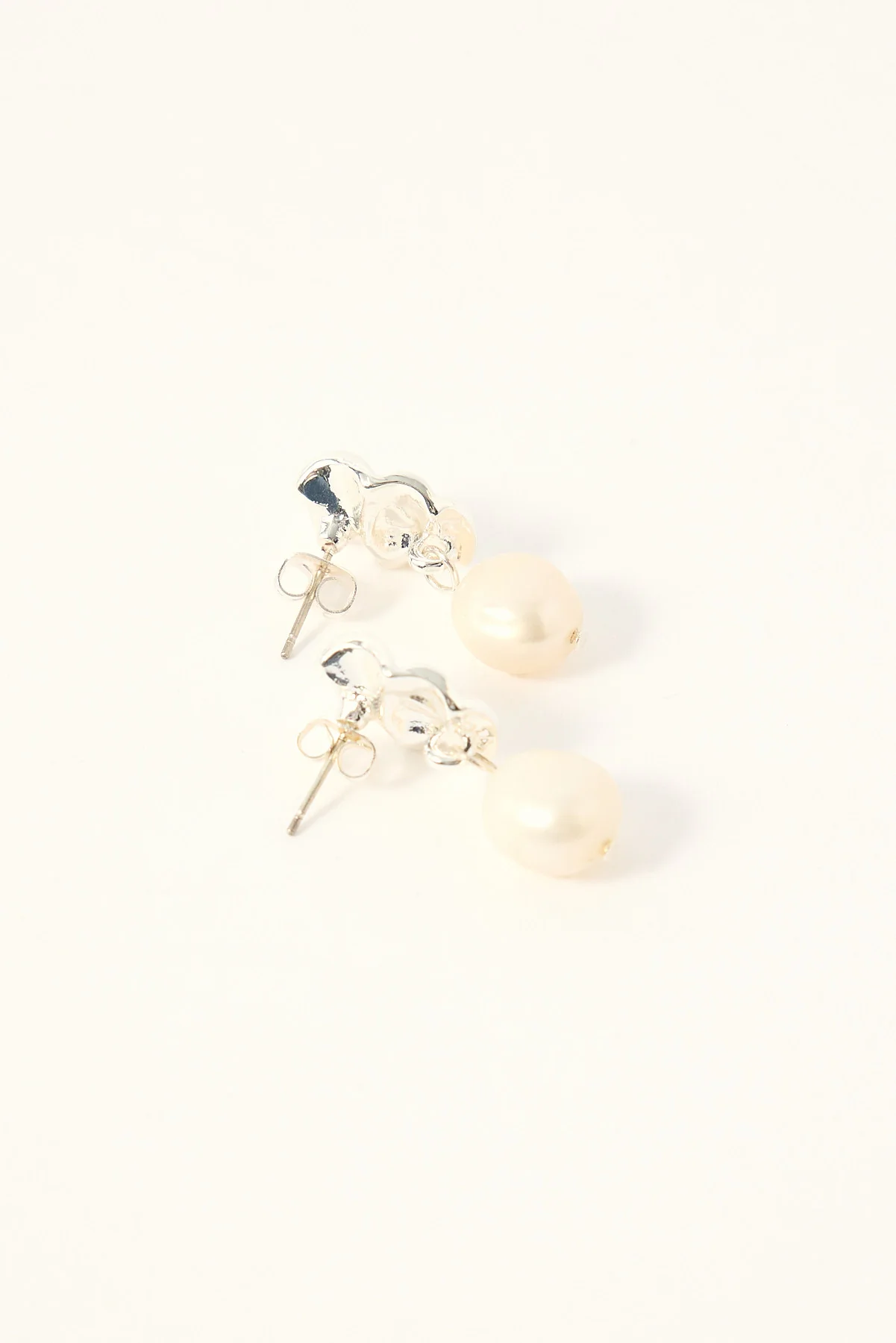 Perfect Stranger Olen Pearl Drop Earrings Silver/Pearl - Image 2