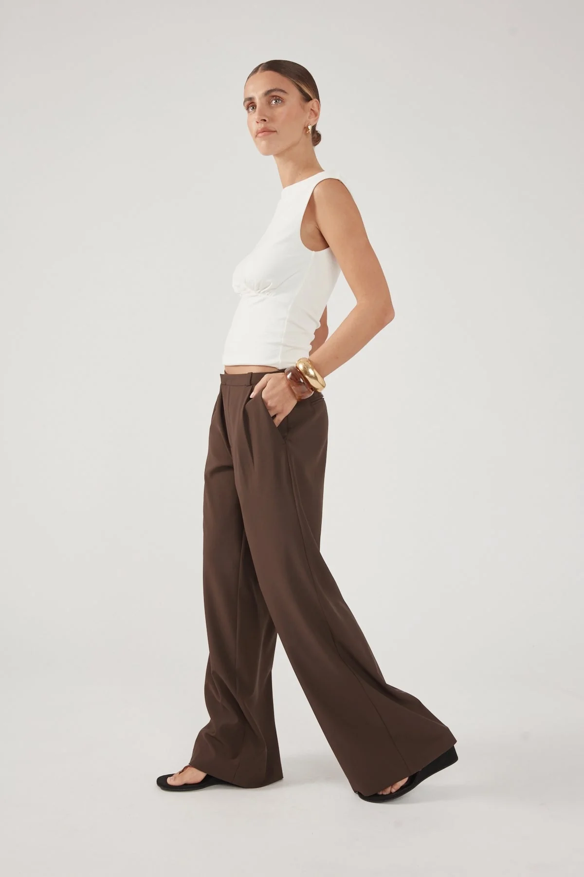 Perfect Stranger Rae Low Rise Pleated Pant Brown - Image 3