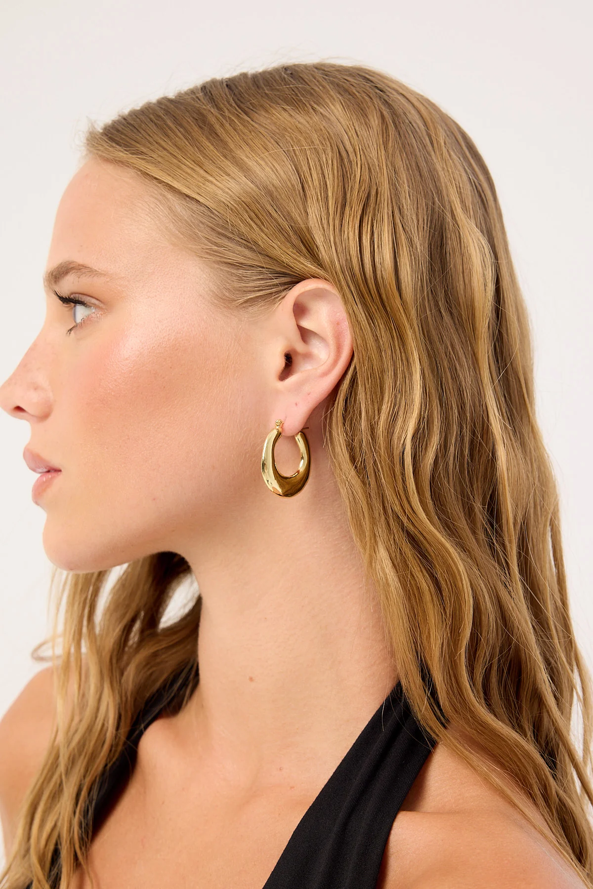 Perfect Stranger Wavy Hoop Earrings 18K Gold - Image 2