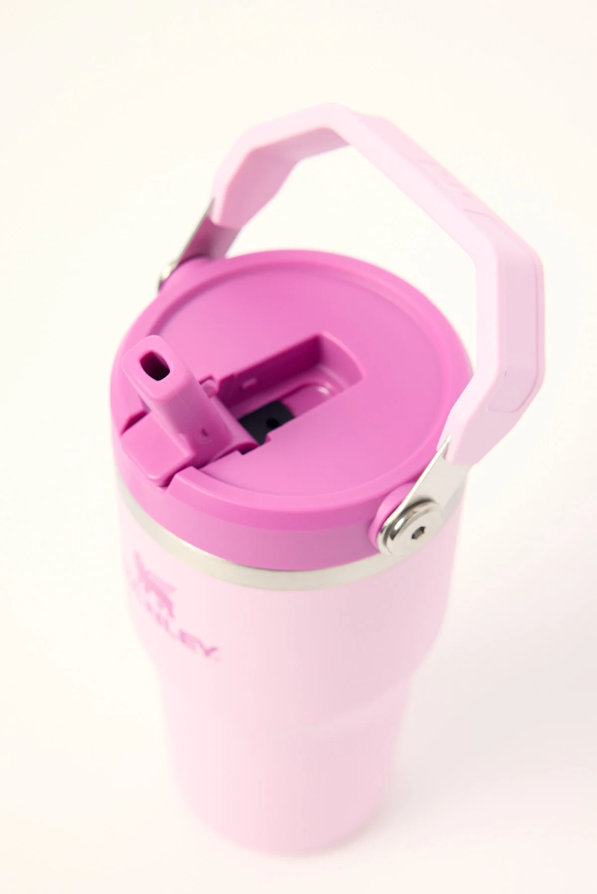 Stanley Classic Iceflow Flipstraw Tumbler 20oz Cherry Blossom - Image 3