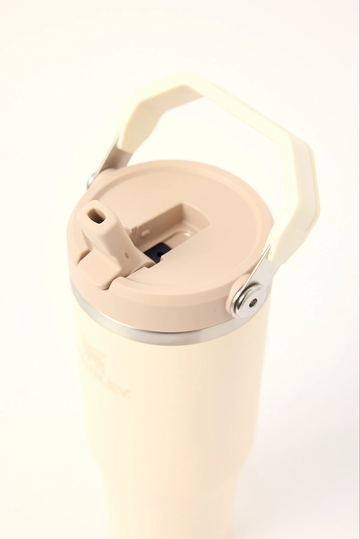 Stanley Classic Iceflow Flipstraw Tumbler 30oz Cream - Image 3