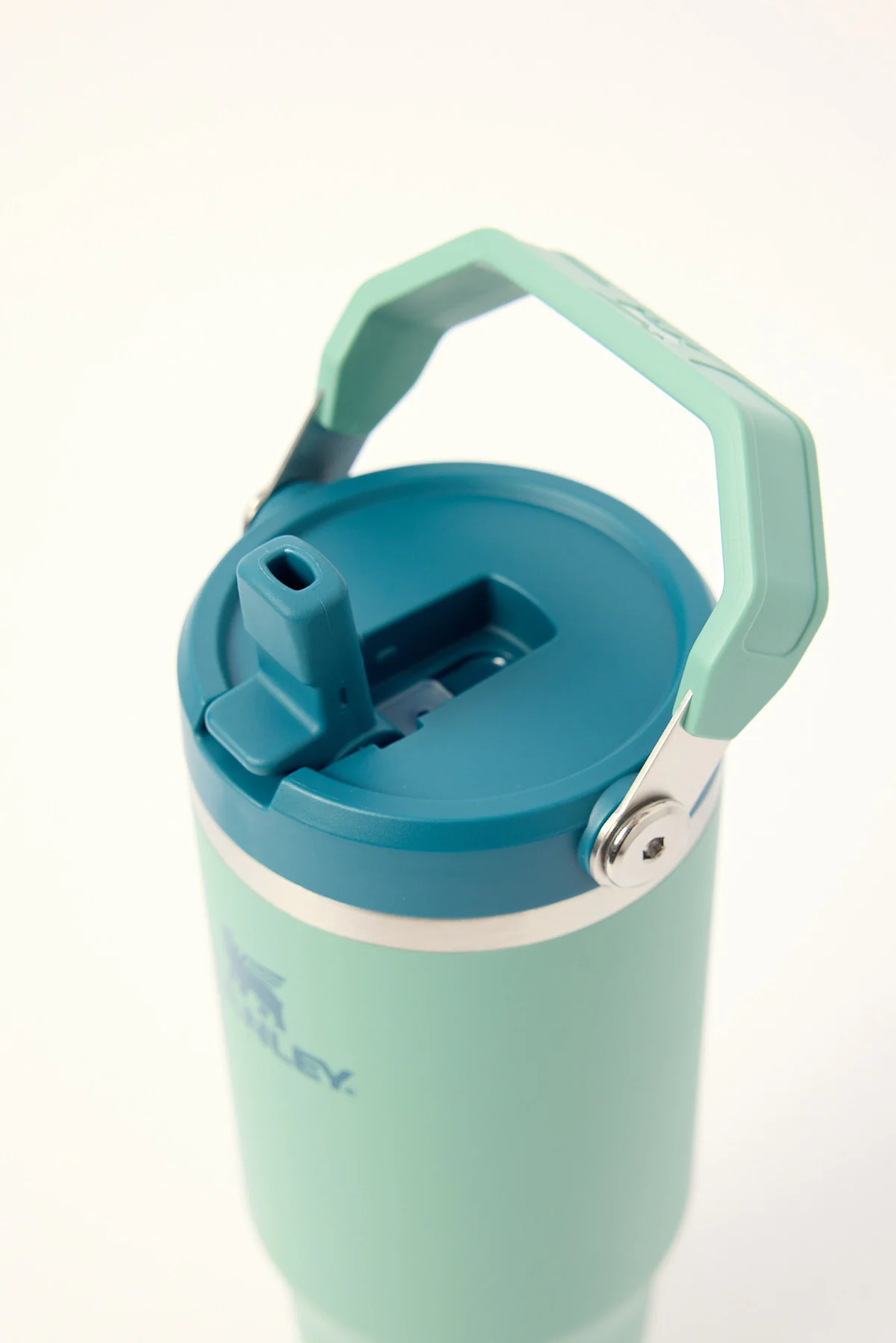 Stanley Classic Iceflow Flipstraw Tumbler 30oz Spring Green - Image 3