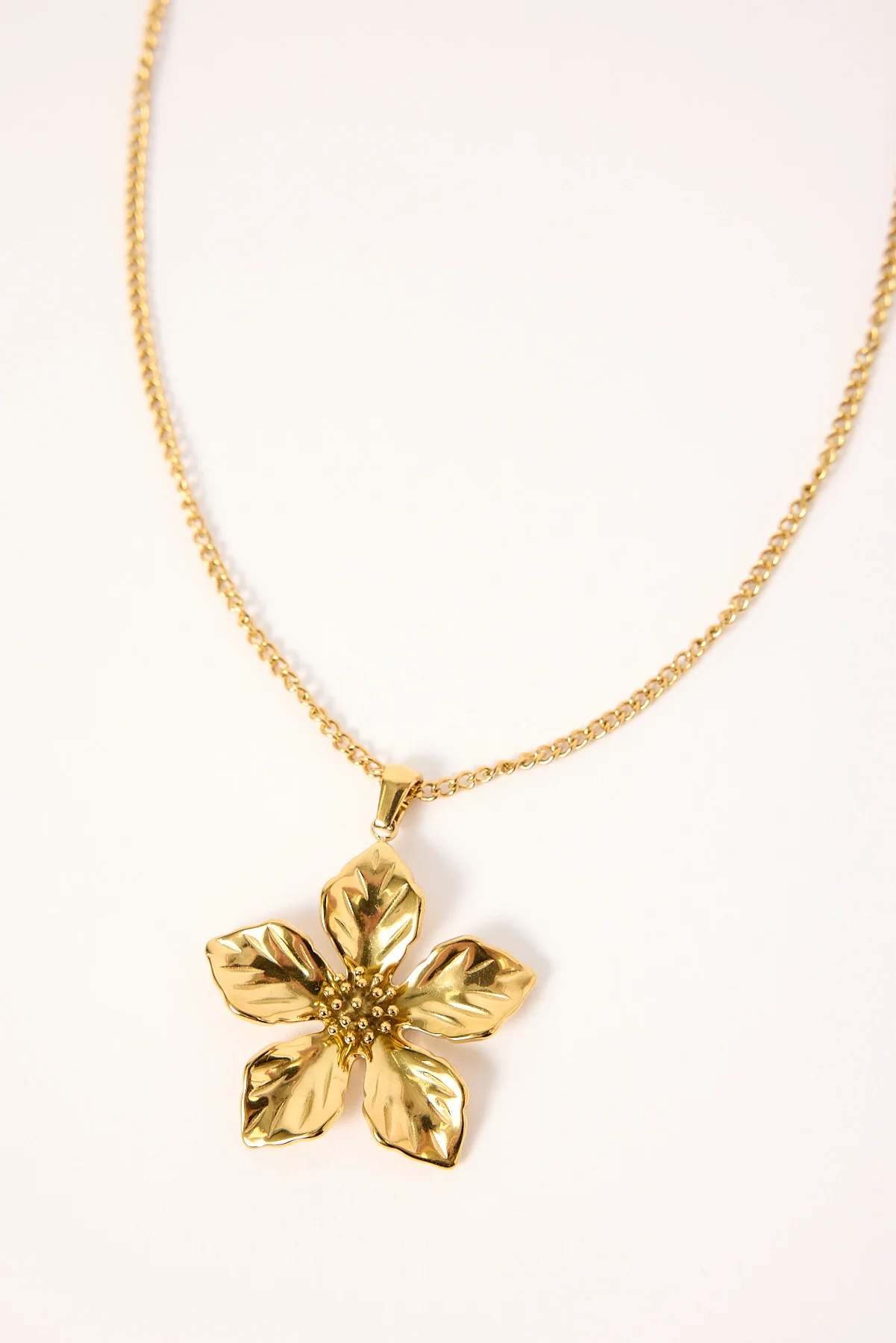 Token Astrid Flower Pendant Necklace Gold - Image 2